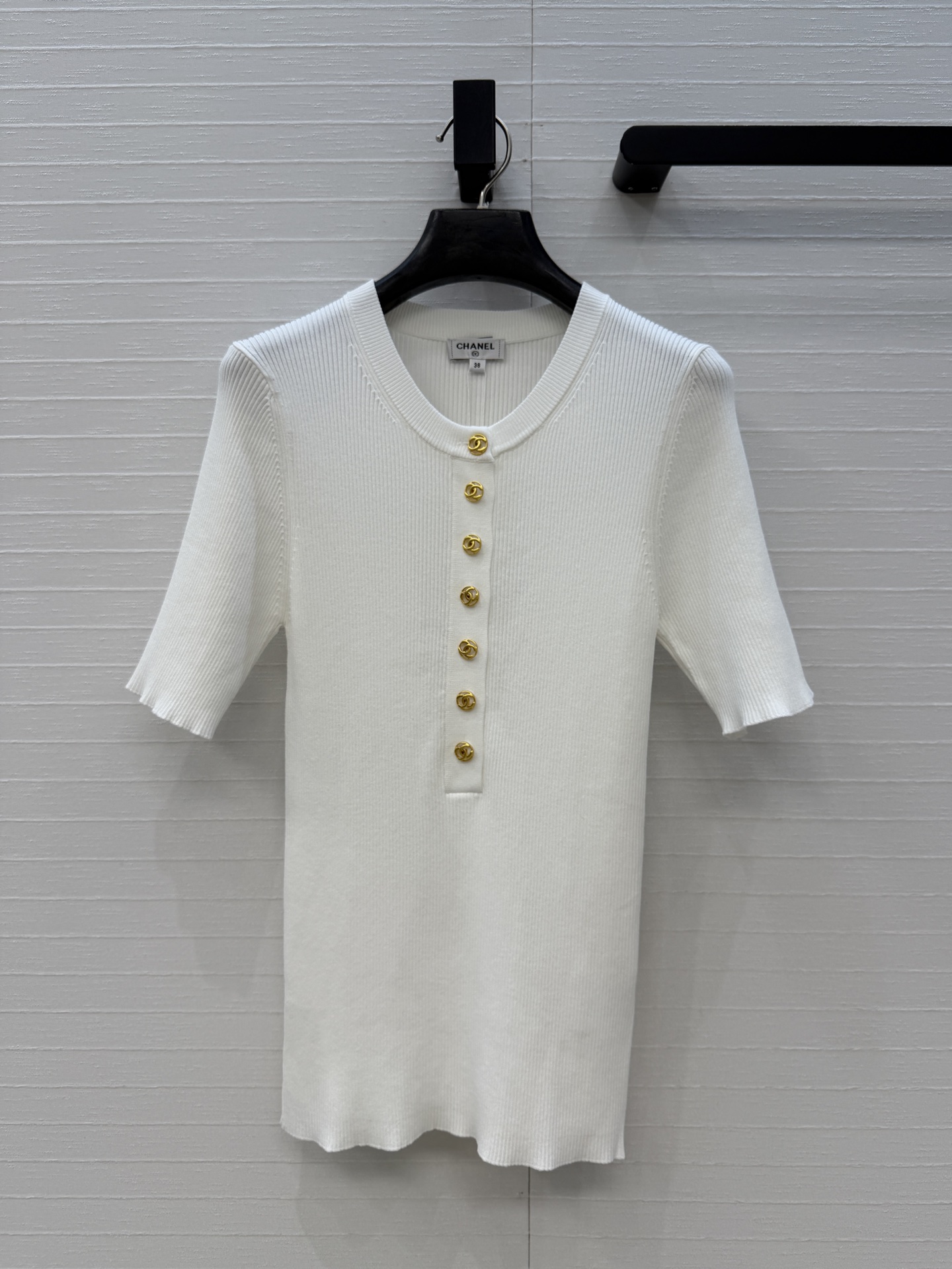 NO:931863,High-end quality, new product in Coco*26A handmade workshop series!  Double C metal button short-sleeved top!  Playful and exquisite, the yarn imported from Switzerland has a delicate and comfortable texture!  A must-have outfit for Bai Fumei, the slim fit doesn't make your upper body look slimmer!  Two colors, sizes 36-40 and 38. Shoulder width 30, bust 58, length 61.., Chanel-clothing, chanel, T-shirt,19860909高端品质,Coco*26A手工坊系列新品！双c金属扣短袖上衣！俏皮又精致,瑞士机工艺进口纱线质感细腻舒适！白富美必备穿搭,修身版型不挑人上身巨显瘦！两色36-40码.38码.肩宽30,胸围58,衣长61..,香奈儿-服装,chanel,T-shirt,,Women's clothing
