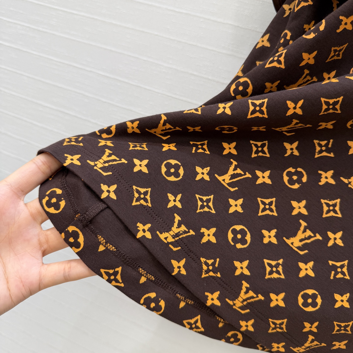 独家首发❤️原单品质💕lou经典MONOGRAM 印花荷叶边T恤定制缎面包边工艺，金属链条装饰时髦又高级，荷叶边盖袖设计