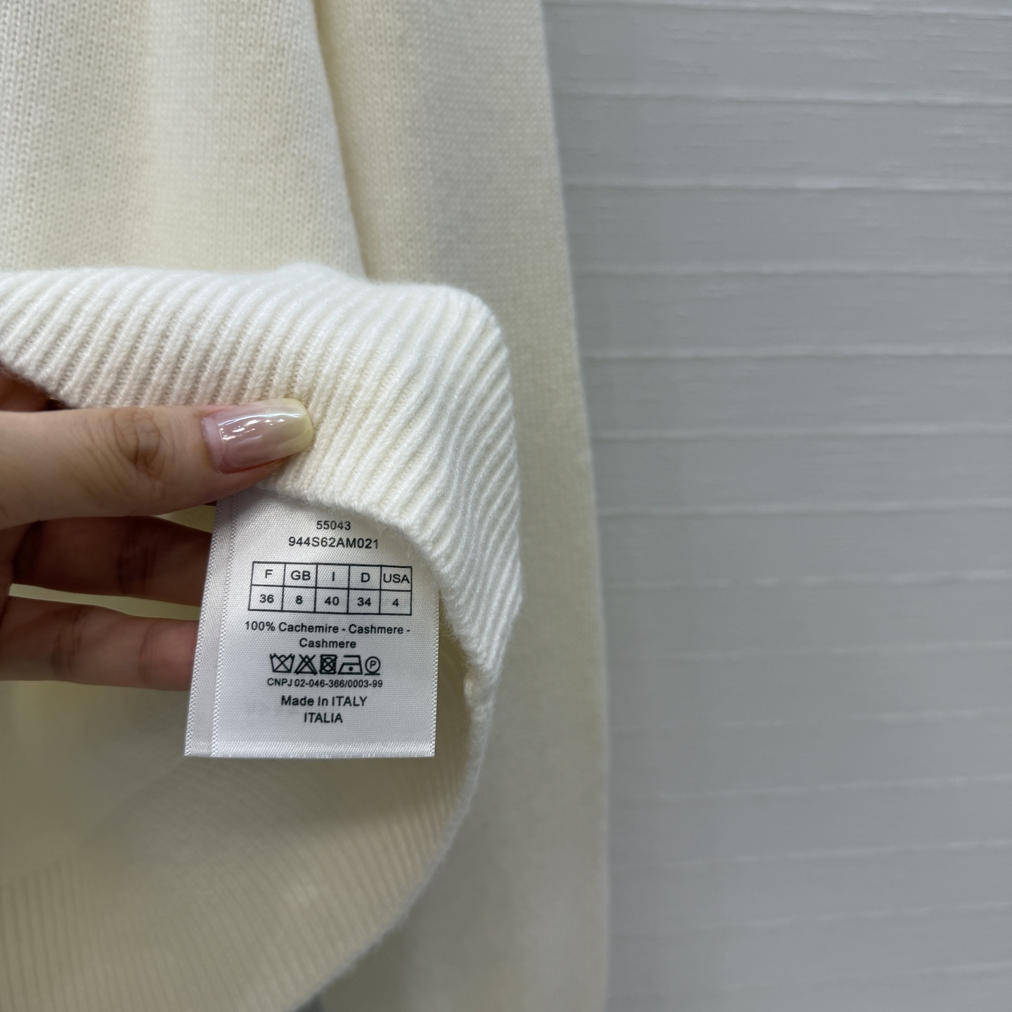 原单品质💋Miss D26s早秋新品，iviera系列刺绣羊绒针织衫手绘女性侧脸和花卉，艺术感满满✨温柔优雅的气质单品，