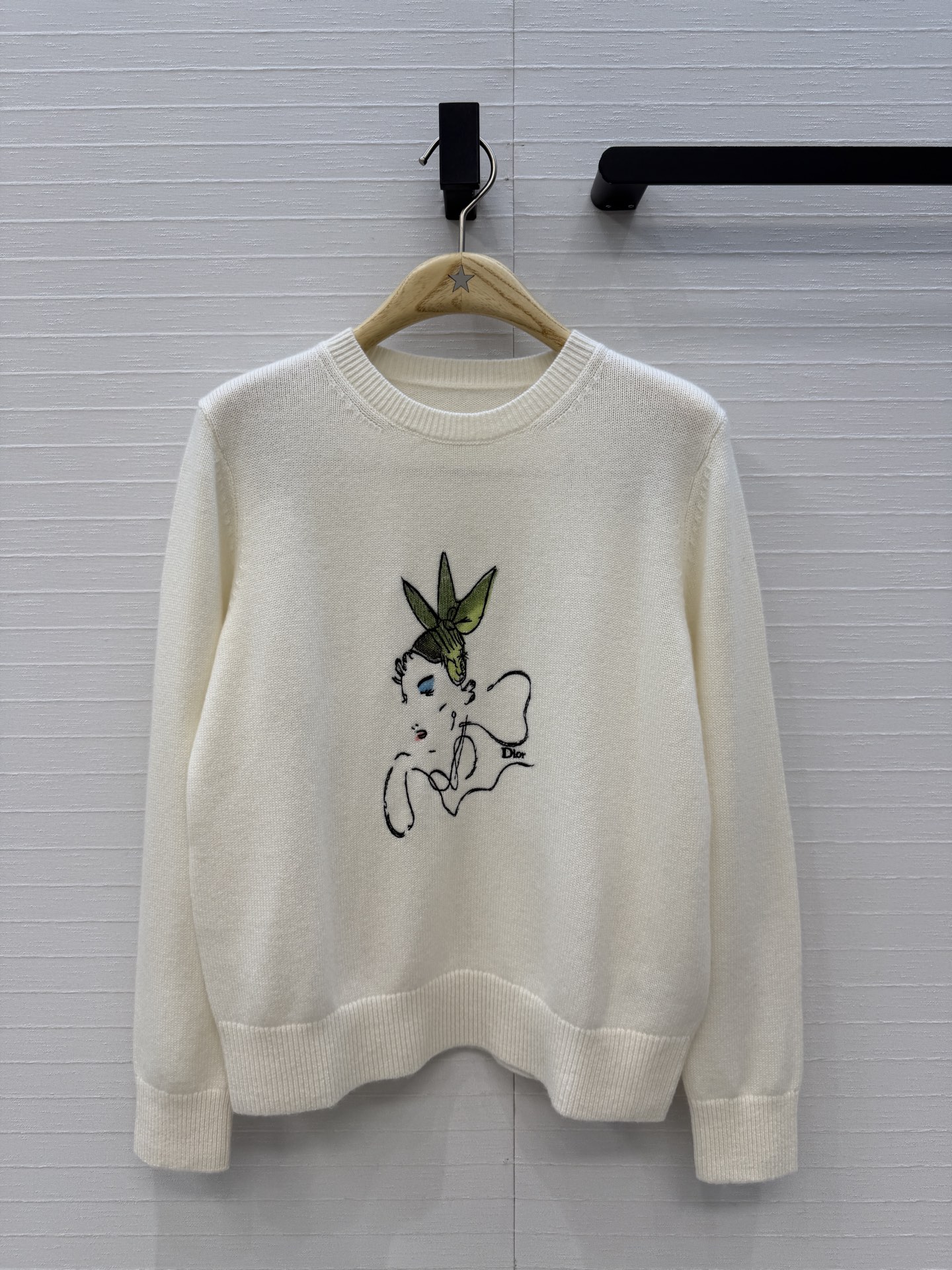 原单品质💋Miss D26s早秋新品，iviera系列刺绣羊绒针织衫手绘女性侧脸和花卉，艺术感满满✨温柔优雅的气质单品，