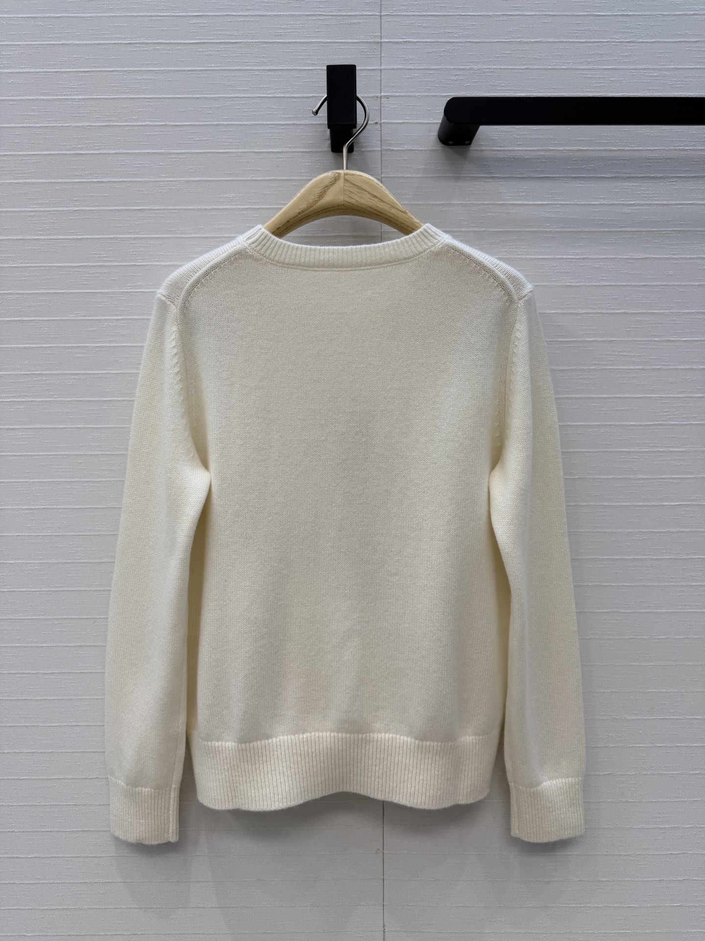 原单品质💋Miss D26s早秋新品，iviera系列刺绣羊绒针织衫手绘女性侧脸和花卉，艺术感满满✨温柔优雅的气质单品，