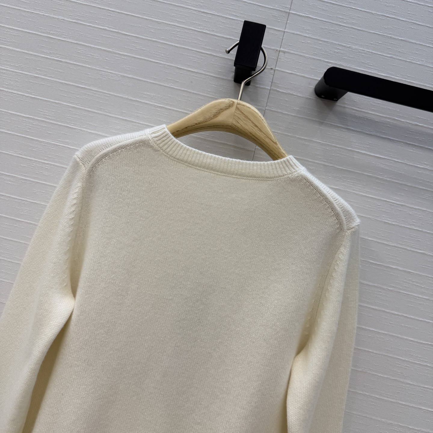 原单品质💋Miss D26s早秋新品，iviera系列刺绣羊绒针织衫手绘女性侧脸和花卉，艺术感满满✨温柔优雅的气质单品，