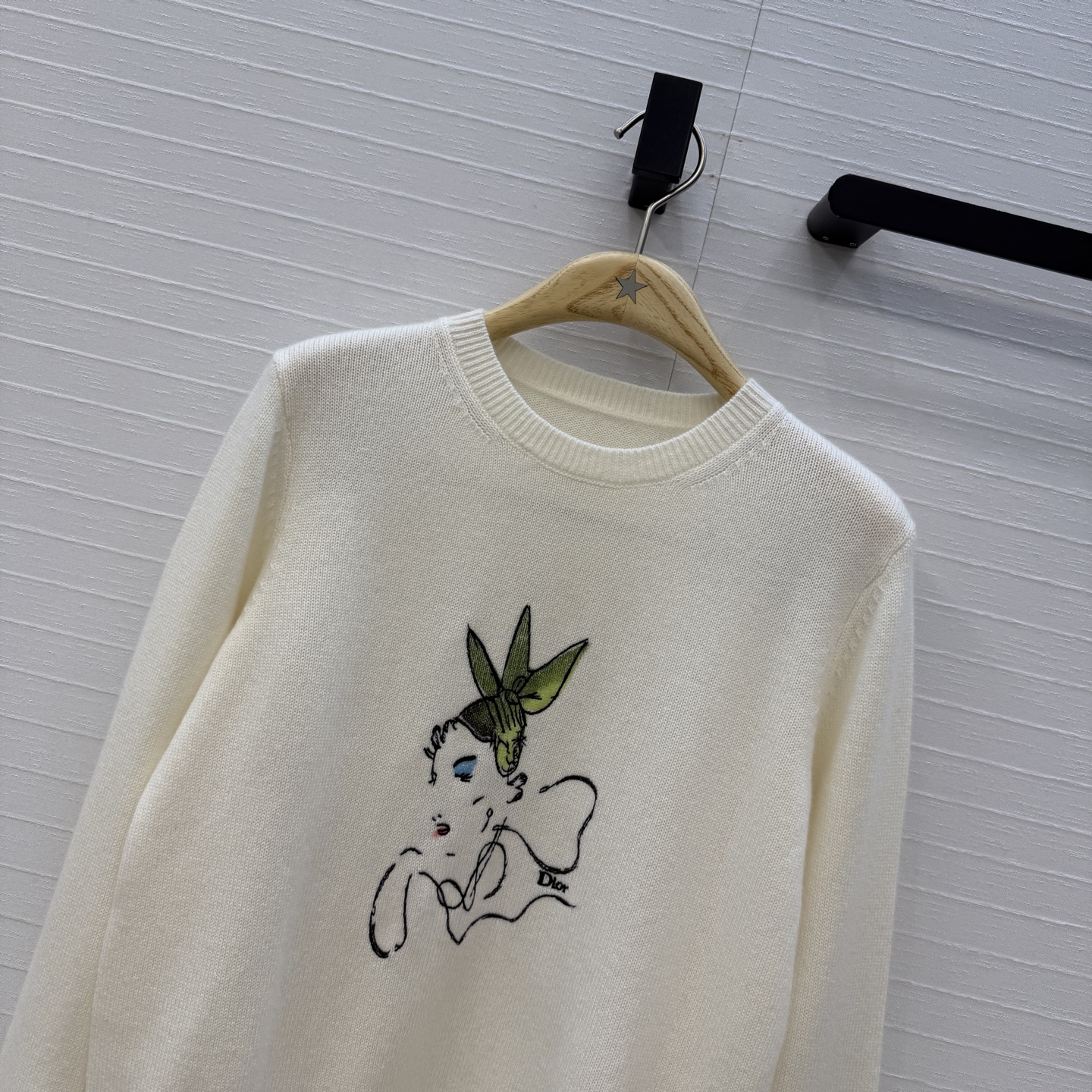原单品质💋Miss D26s早秋新品，iviera系列刺绣羊绒针织衫手绘女性侧脸和花卉，艺术感满满✨温柔优雅的气质单品，