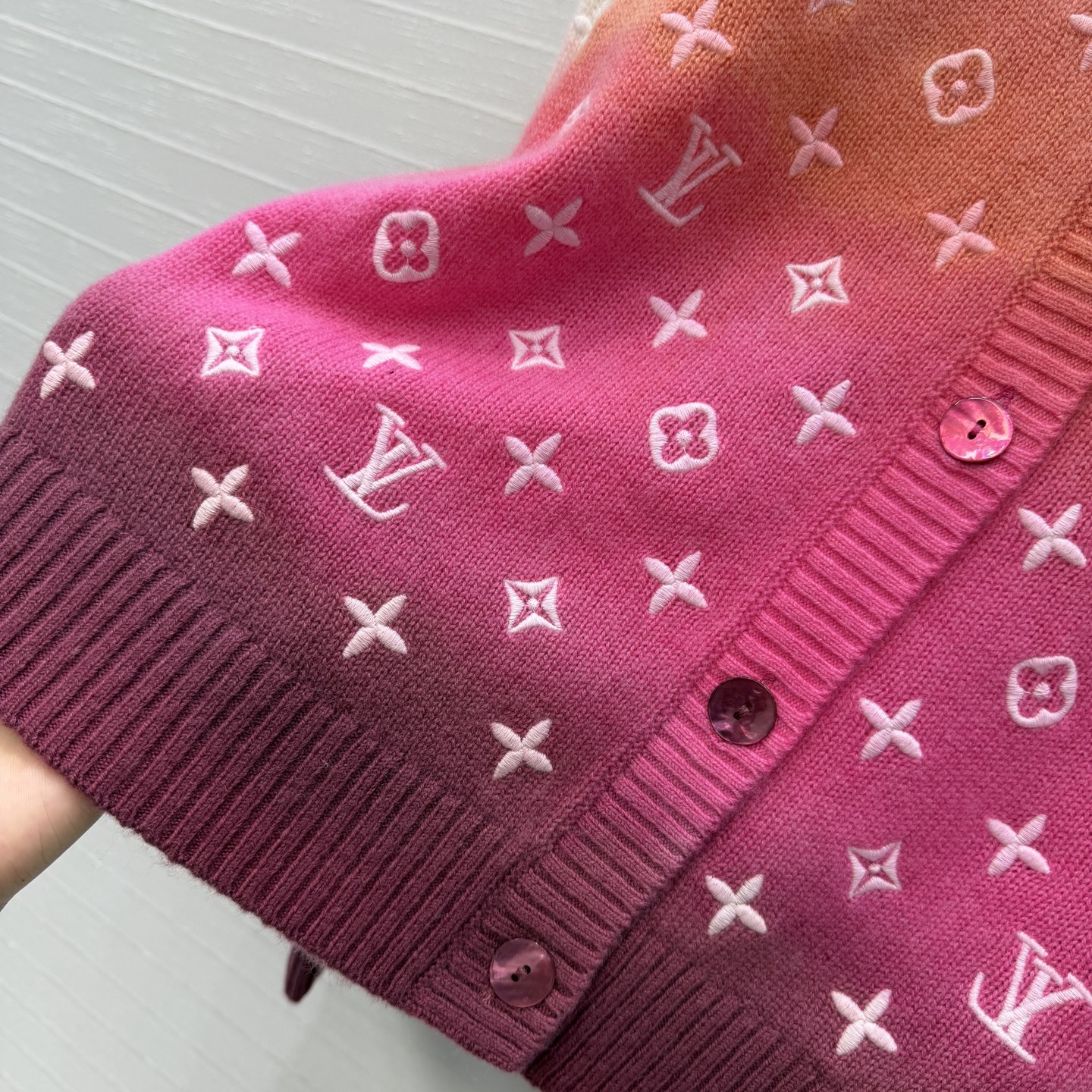 高端原单品质！❤️Monogram重工立体定位刺绣羊绒开衫！渐变扎染工艺色调贯穿时髦高级感！进口羊绒纱线软糯细腻减龄学院