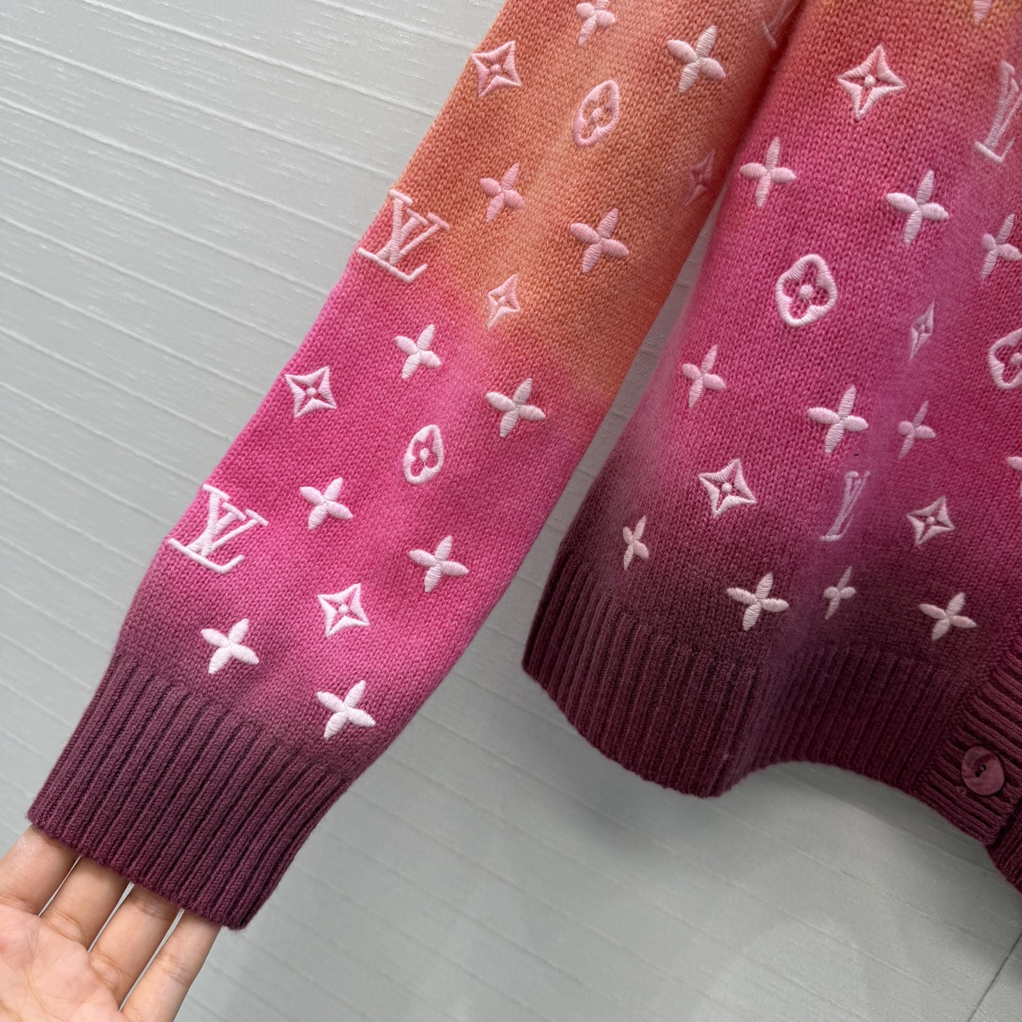 高端原单品质！❤️Monogram重工立体定位刺绣羊绒开衫！渐变扎染工艺色调贯穿时髦高级感！进口羊绒纱线软糯细腻减龄学院