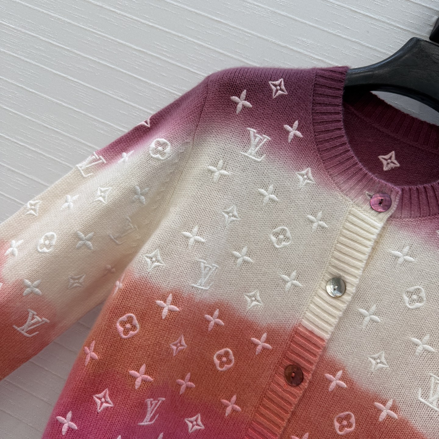 高端原单品质！❤️Monogram重工立体定位刺绣羊绒开衫！渐变扎染工艺色调贯穿时髦高级感！进口羊绒纱线软糯细腻减龄学院