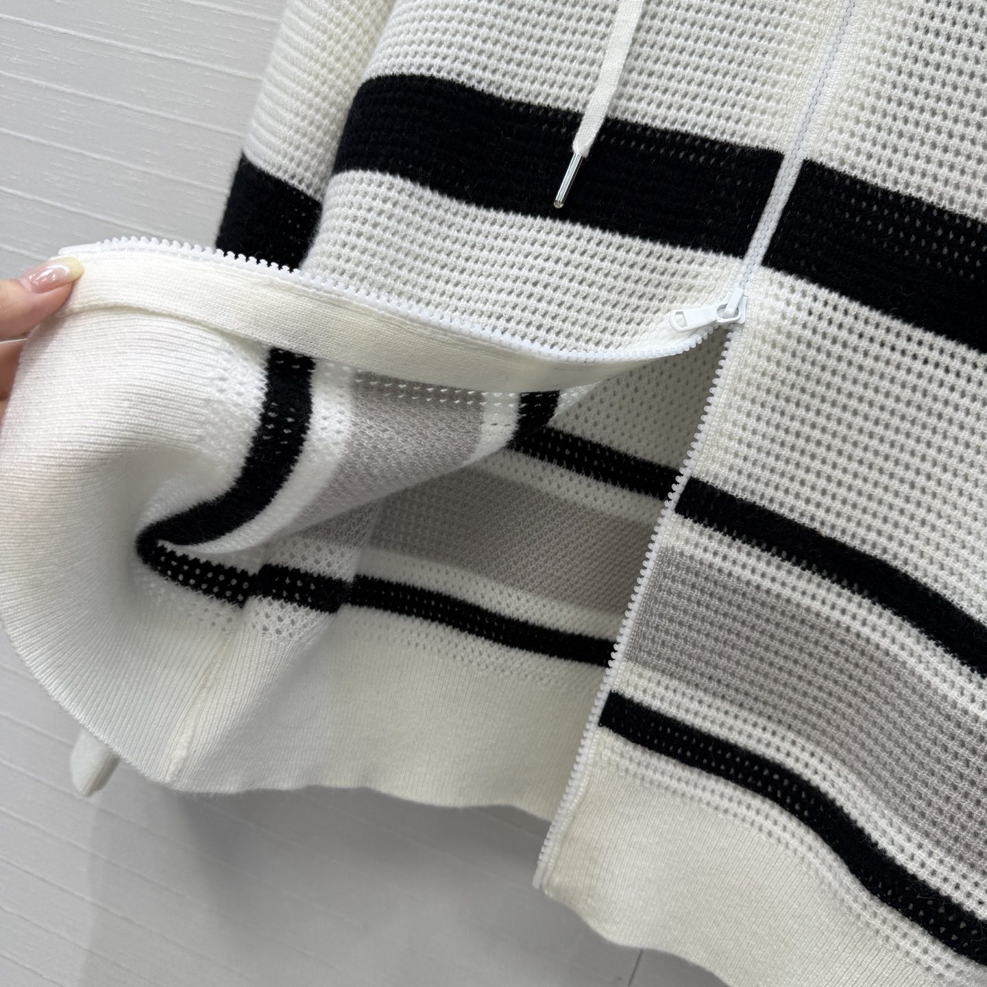 高端原单品质🍒行走的高定 Bc老钱风穿搭，撞色条纹落肩连帽小外套定位配色条纹缕空工艺，慵懒自在的氛围感！极简老钱风意大利
