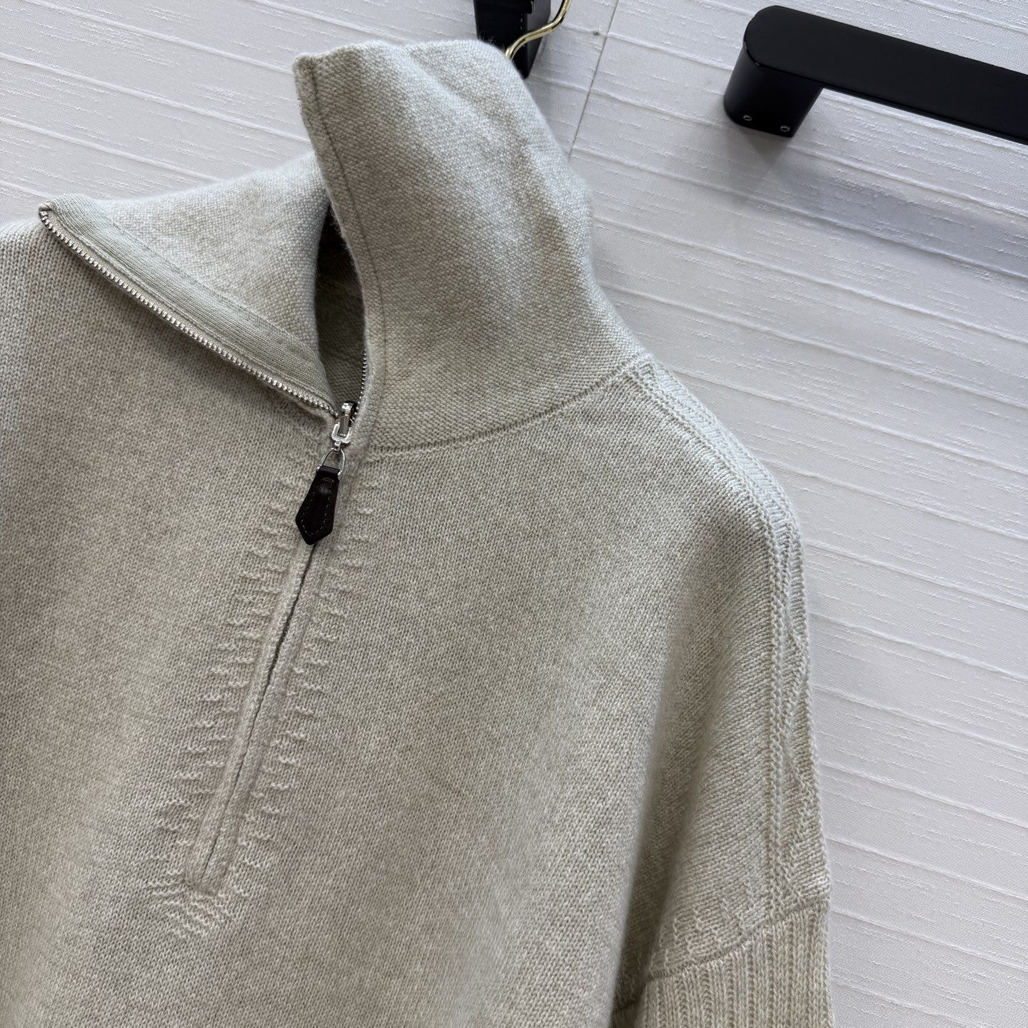 高端原单品质❤️Lp老钱风穿搭，半拉链式翻领羊绒针织毛衣！品质控必入！定制彩纱羊绒很高级的色调瑞士机翻针工艺简洁大气！白