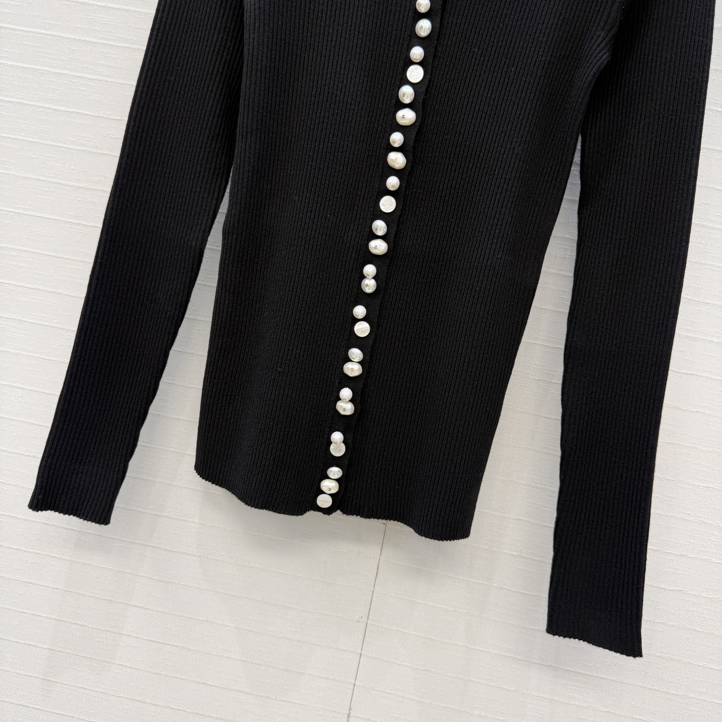 高端品质，Coco*26A手工坊系列新品！异形珍珠扣针织开衫！💗俏皮又精致，瑞士机工艺进口纱线质感细腻舒适！白富美必备穿