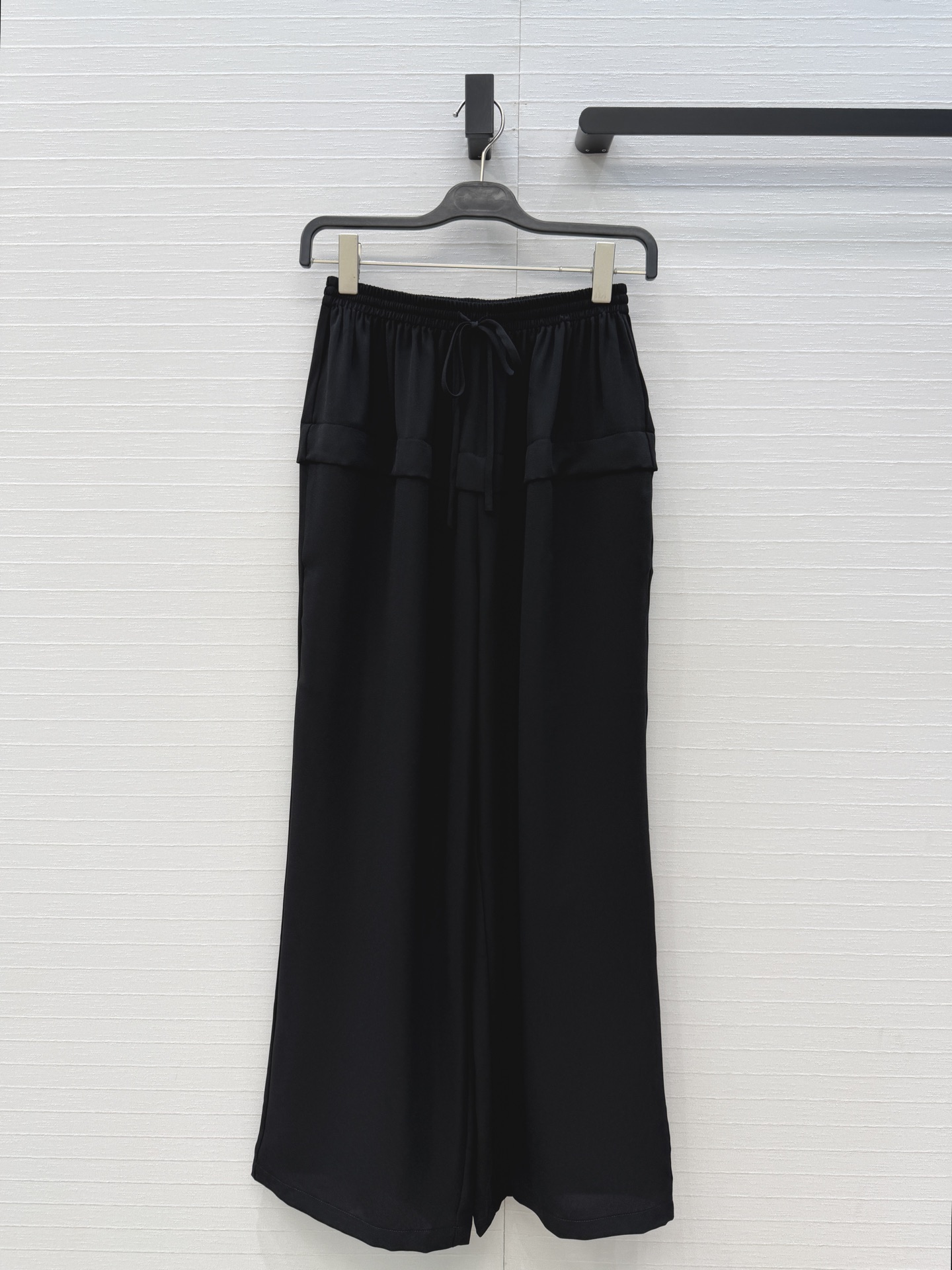独家首发❤️Alai*新品乔其纱荷叶边阔腿裤，经典抽绳松紧腰设计，腰部有双层叠搭的褶裥装饰结构增加了减龄俏皮感，垂坠感版