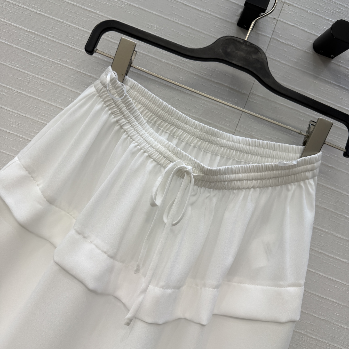 独家首发❤️Alai*新品乔其纱荷叶边阔腿裤，经典抽绳松紧腰设计，腰部有双层叠搭的褶裥装饰结构增加了减龄俏皮感，垂坠感版