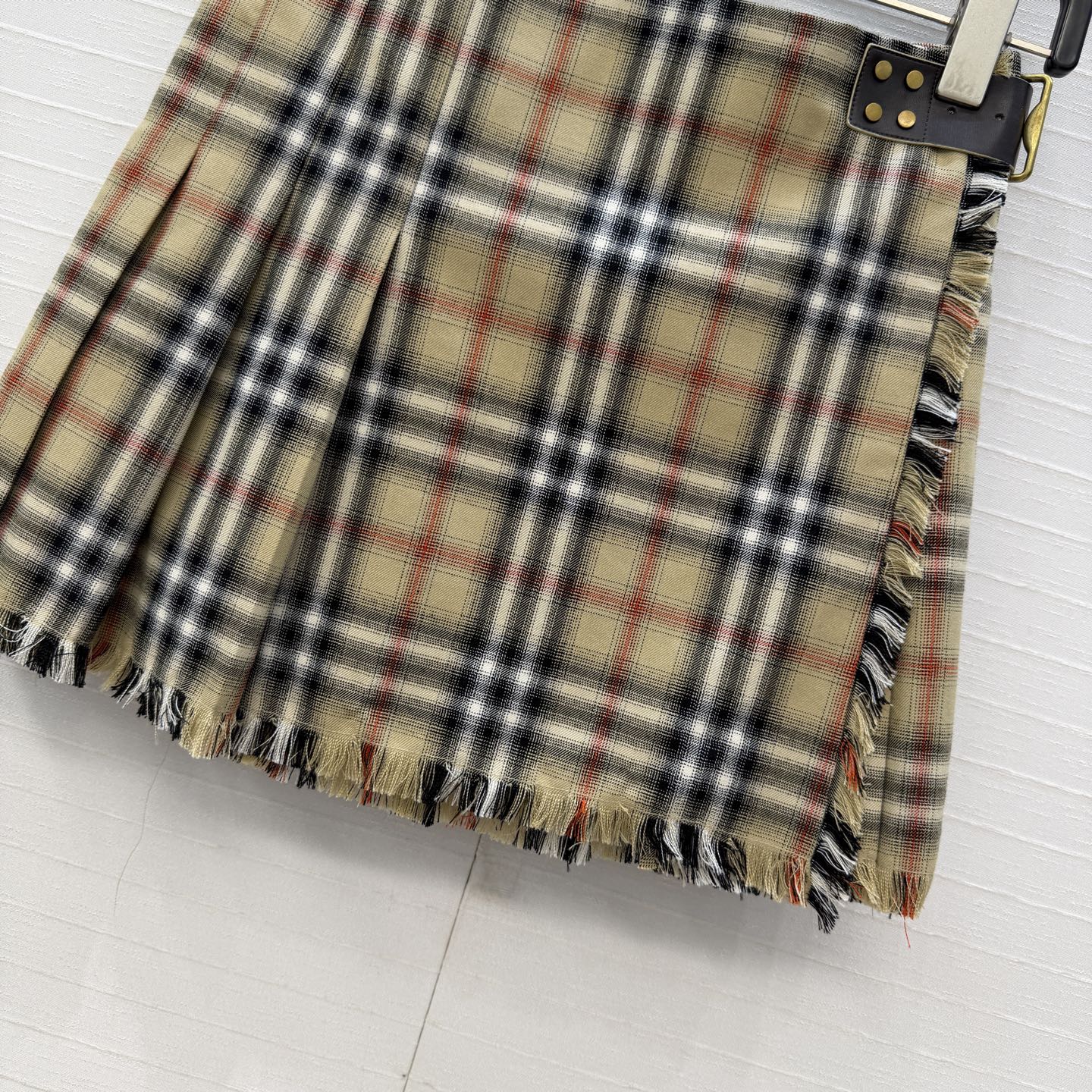 强烈推荐❤️Burber*早秋新品英格兰学院风压褶半裙！搭片围裹式设计压褶裙摆，流苏边工艺可甜可盐气质少女风！时髦精神器