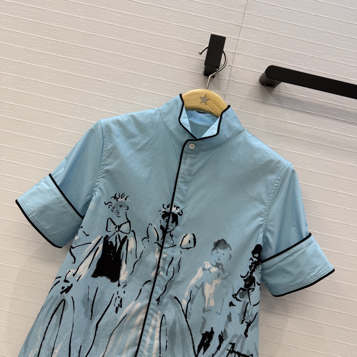 独家首发❤️D*26新品 iviera蓝色水墨人像印花短袖衬衫，翻褶小衬领黑色滚边设计帅气随性。经典版型轻松get法式优