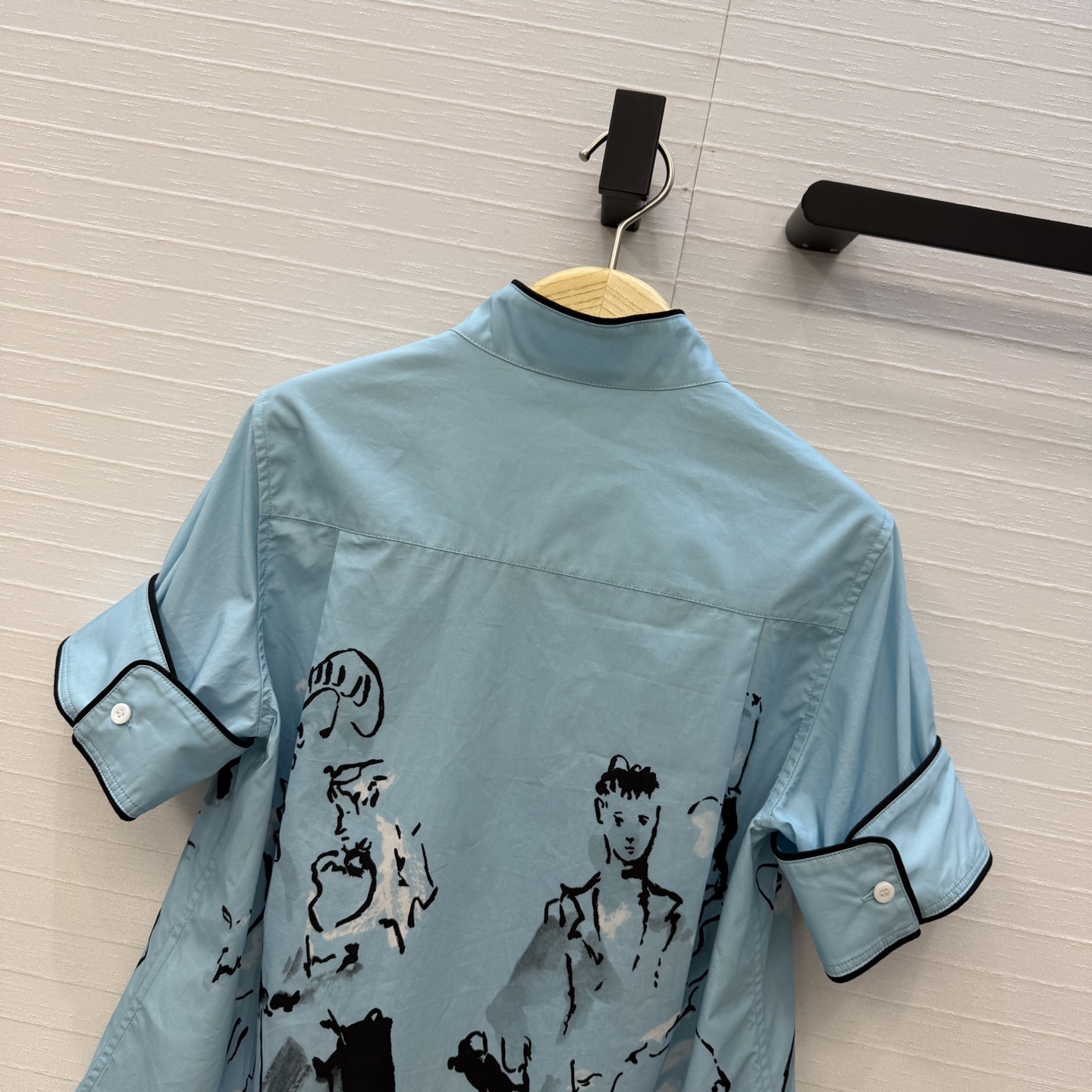 独家首发❤️D*26新品 iviera蓝色水墨人像印花短袖衬衫，翻褶小衬领黑色滚边设计帅气随性。经典版型轻松get法式优