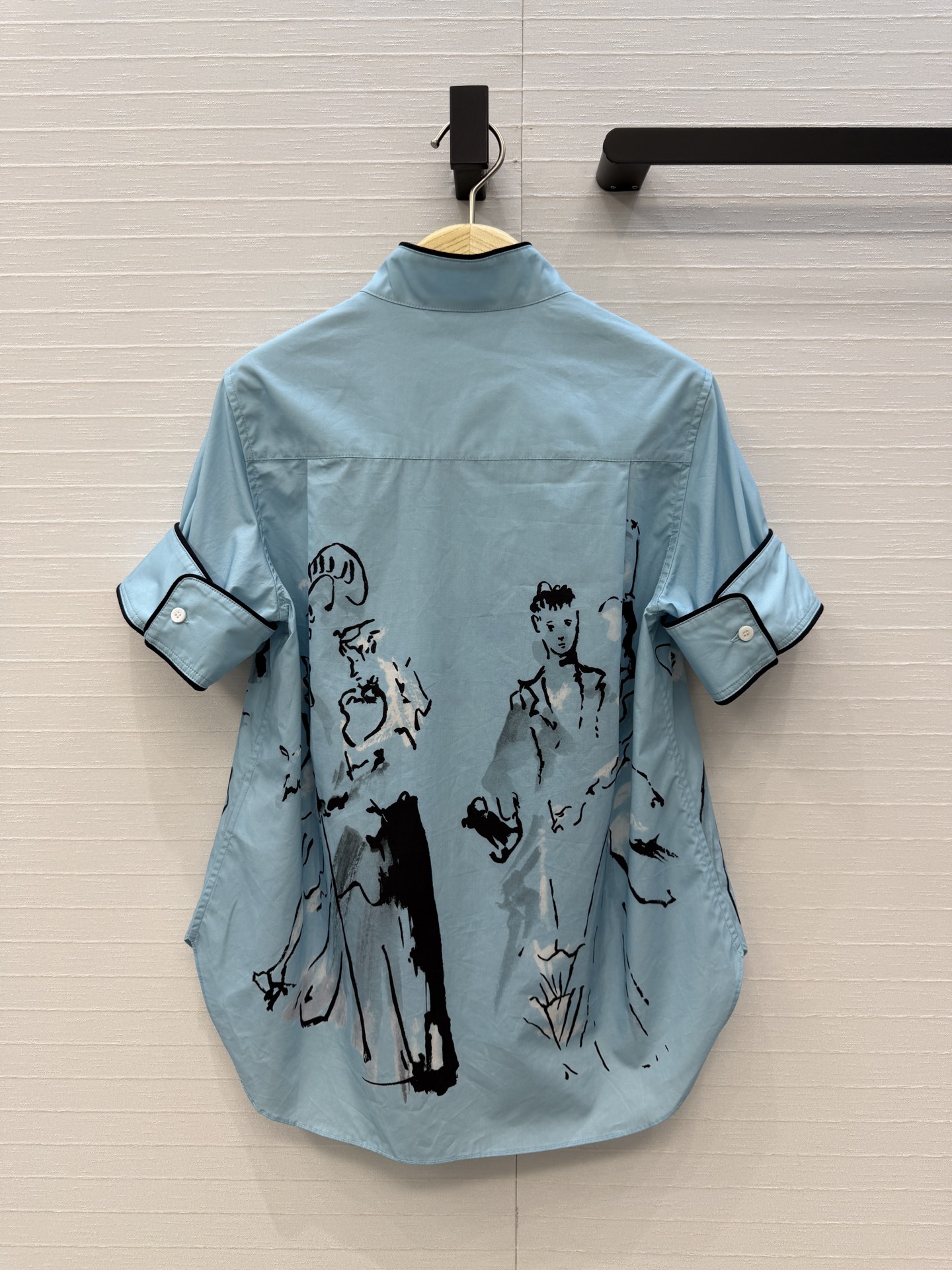 独家首发❤️D*26新品 iviera蓝色水墨人像印花短袖衬衫，翻褶小衬领黑色滚边设计帅气随性。经典版型轻松get法式优