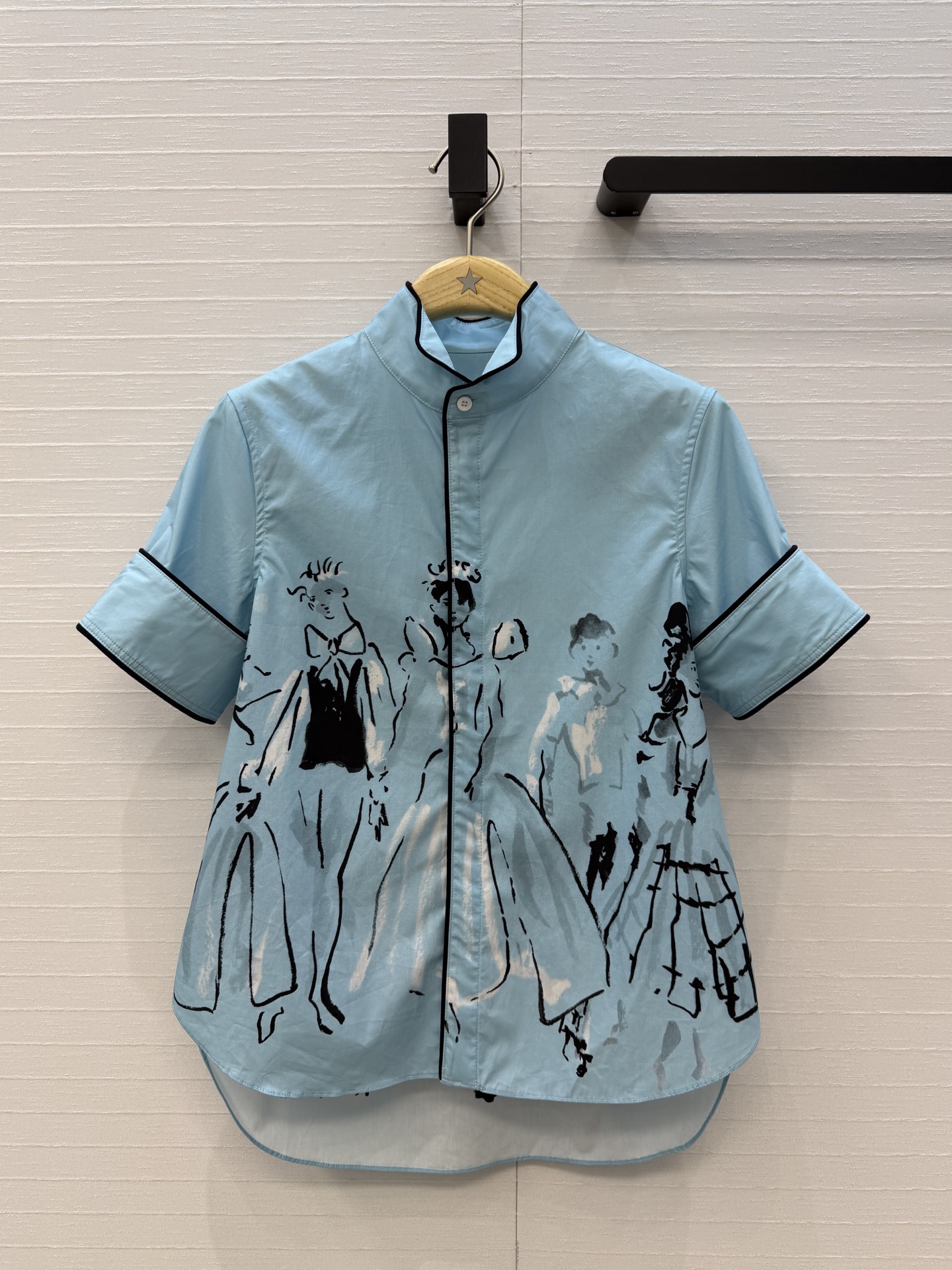 独家首发❤️D*26新品 iviera蓝色水墨人像印花短袖衬衫，翻褶小衬领黑色滚边设计帅气随性。经典版型轻松get法式优