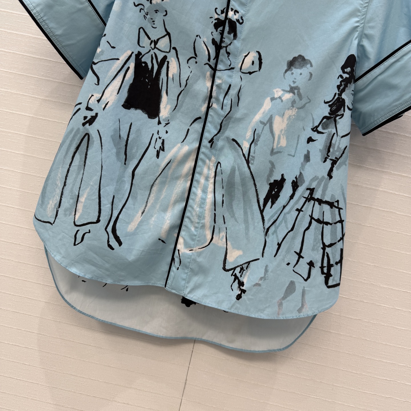 独家首发❤️D*26新品 iviera蓝色水墨人像印花短袖衬衫，翻褶小衬领黑色滚边设计帅气随性。经典版型轻松get法式优