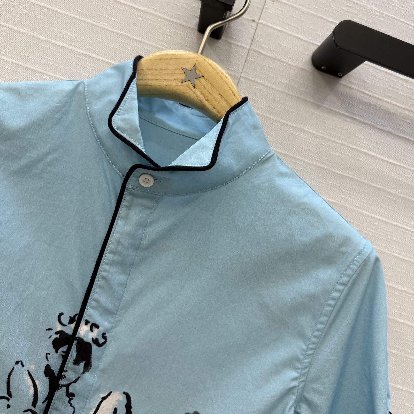 独家首发❤️D*26新品 iviera蓝色水墨人像印花短袖衬衫，翻褶小衬领黑色滚边设计帅气随性。经典版型轻松get法式优