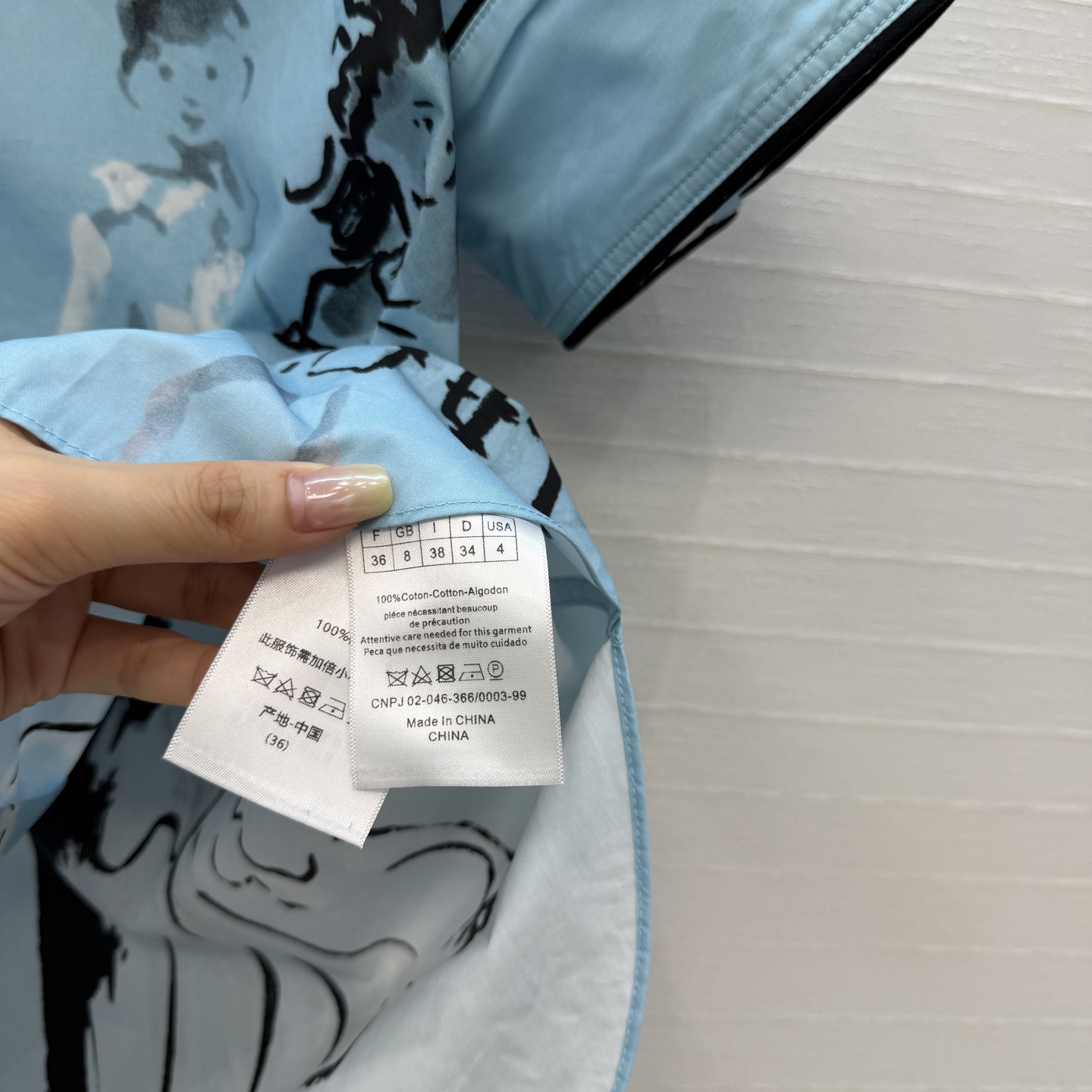 独家首发❤️D*26新品 iviera蓝色水墨人像印花短袖衬衫，翻褶小衬领黑色滚边设计帅气随性。经典版型轻松get法式优