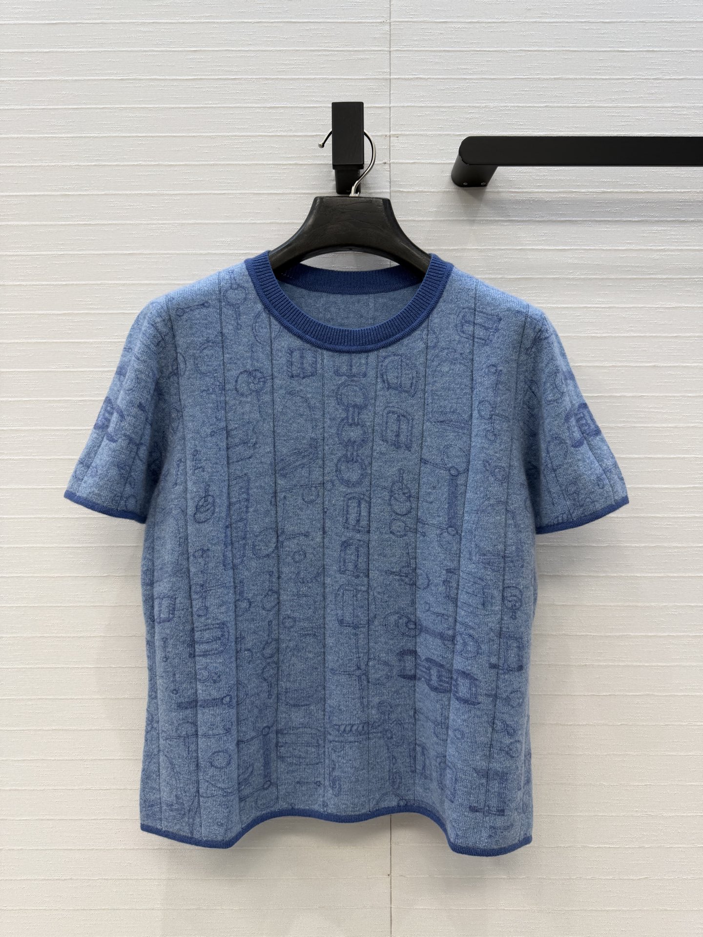 NO:944297,High-end original quality, high-end smart wear, elegant contrast printed cashmere short-sleeved sweater!  The printed pattern of pit knitted harness elements is fashionable and elegant, elegant and fashionable. The classic version is not flattering on the upper body, looks slim and versatile!  Highly recommended must-have item!  The perfect workmanship quality depends on the details. Three colors S-L sizes. Big order over here!  Size 36: shoulder width 36, bust 90, length 51..., Hermès-clothing, hermes, T-shirt,19860909高端原单品质,H高智感穿搭,气质撞边印花羊绒短袖针织衫！坑条针织马具元素印花图案时髦大方气质优雅又时髦,经典版型不挑人上身显瘦又百搭！强烈推荐必入单品！完美做工品质看细节.三色S-L码.大单子甩过来！36码:肩宽36,胸围90,衣长51..,爱马仕-服装,hermes,T-shirt,,Women's clothing