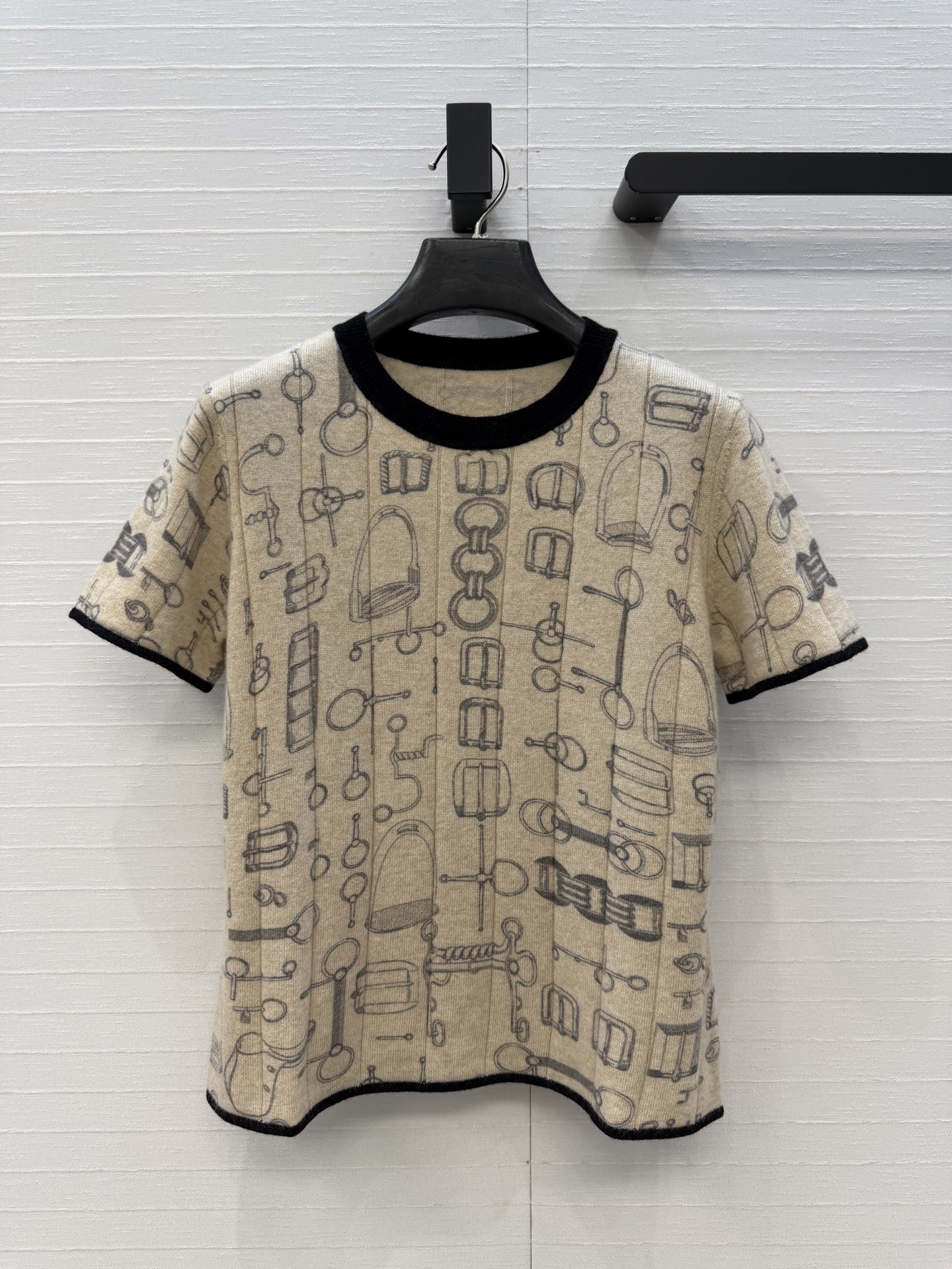 NO:944264,High-end original quality, high-end smart wear, elegant contrast printed cashmere short-sleeved sweater!  The printed pattern of pit knitted harness elements is fashionable and elegant, elegant and fashionable. The classic version is not flattering on the upper body, looks slim and versatile!  Highly recommended must-have item!  The perfect workmanship quality depends on the details. Three colors S-L sizes. Big order over here!  Size 36: shoulder width 36, bust 90, length 51..., Hermès-clothing, hermes, T-shirt,19860909高端原单品质,H高智感穿搭,气质撞边印花羊绒短袖针织衫！坑条针织马具元素印花图案时髦大方气质优雅又时髦,经典版型不挑人上身显瘦又百搭！强烈推荐必入单品！完美做工品质看细节.三色S-L码.大单子甩过来！36码:肩宽36,胸围90,衣长51..,爱马仕-服装,hermes,T-shirt,,Women's clothing