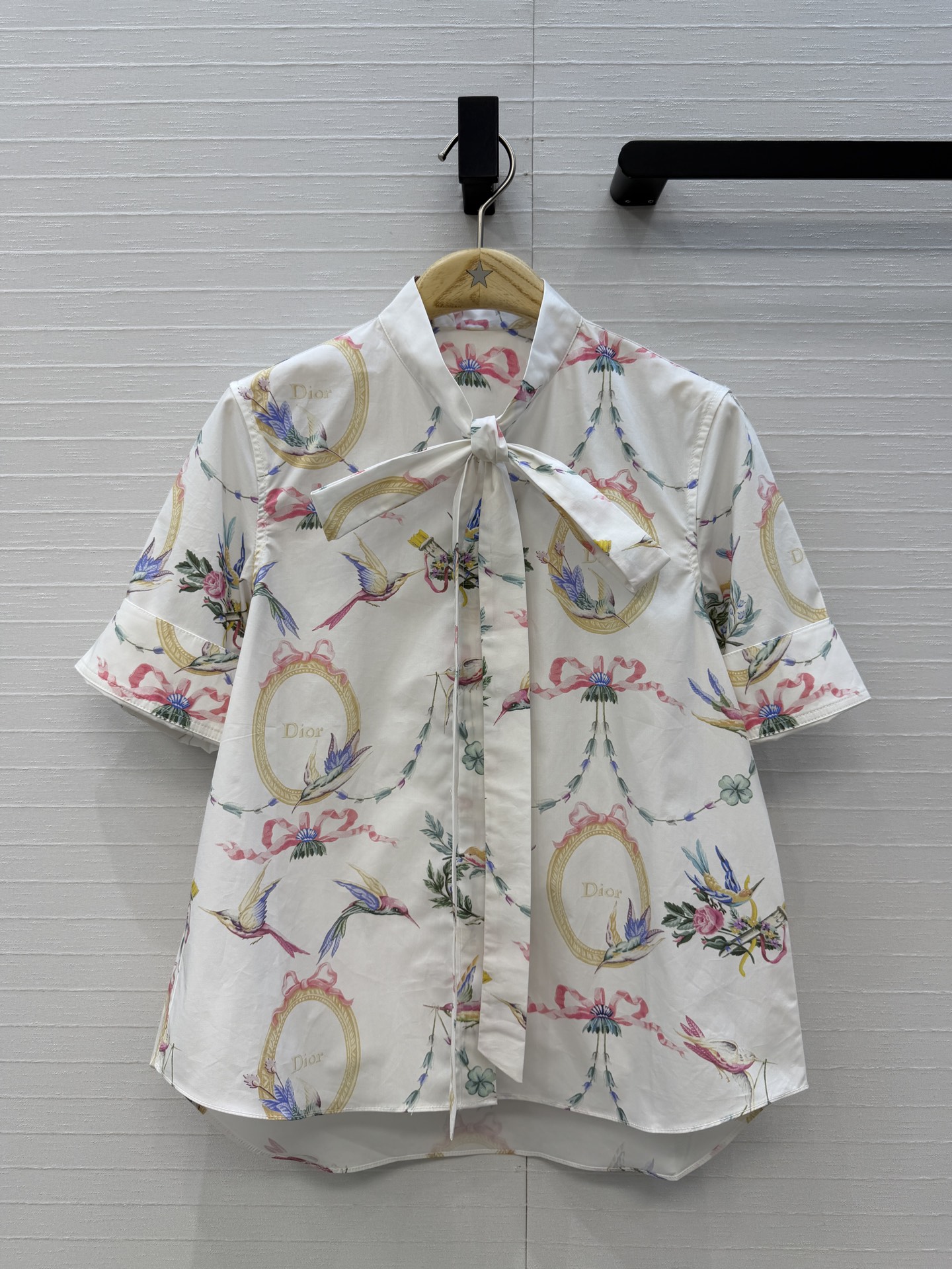 NO:944245,The exclusive first release of D*26's new product iviera series logo bird print short-sleeved shirt, bow tie small collar design. The classic version makes it easy to get a French elegant look. The quality of workmanship of imported pure cotton fabric depends on the details!  S.M.L.XL size available now, size 36: shoulder width 38, bust 94, front length 60; back length 66., Dior-clothing, dior, shirts, T-shirt,19860909独家首发D*26新品 iviera系列徽标飞鸟印花短袖衬衫,蝴蝶结系带小衬领设计.经典版型轻松get法式优雅Look,进口纯棉面料做工品质看细节！S.M.L.XL码 现货开抢,36码:肩宽38,胸围94,前衣长60；后衣长66. .,迪奥-服装,dior,shirts,T-shirt,,Women's clothing