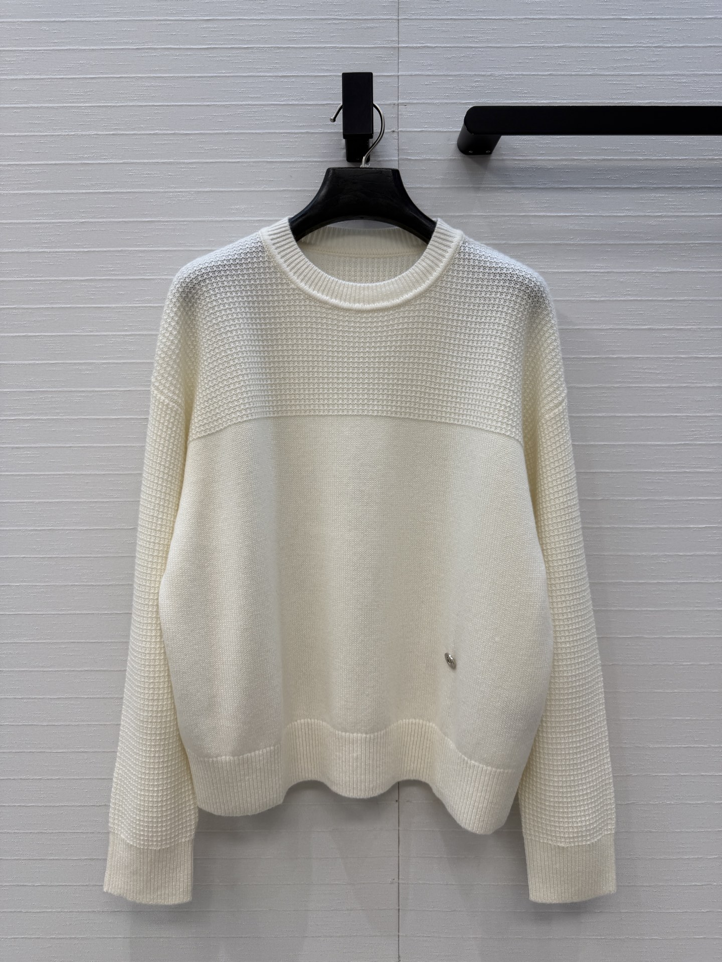 NO:944238,Original quality H smart outfit, college style round neck cashmere sweater. Minimalist design is fashionable and high-end!  Quality control of imported cashmere yarn is a must!  Swiss weaving craftsmanship is simple and elegant!  Elegant, versatile and effortless!  Bai Fumei’s must-have fashionable and high-end items!  Two colors of size 3. Size 36: dropped shoulders, bust 108, length 53., Hermès - clothing, hermes, sweaters,19860909原单品质H高智感穿搭,学院风气质圆领羊绒毛衣.极简设计感时髦又高级！进口羊绒纱线品质控必入！瑞士机织工艺简洁大气！气质优雅百搭不挑人！白富美必备时髦高级单品！两色3码.36码:落肩,胸围108,衣长53.,爱马仕-服装,hermes,sweaters,,Women's clothing