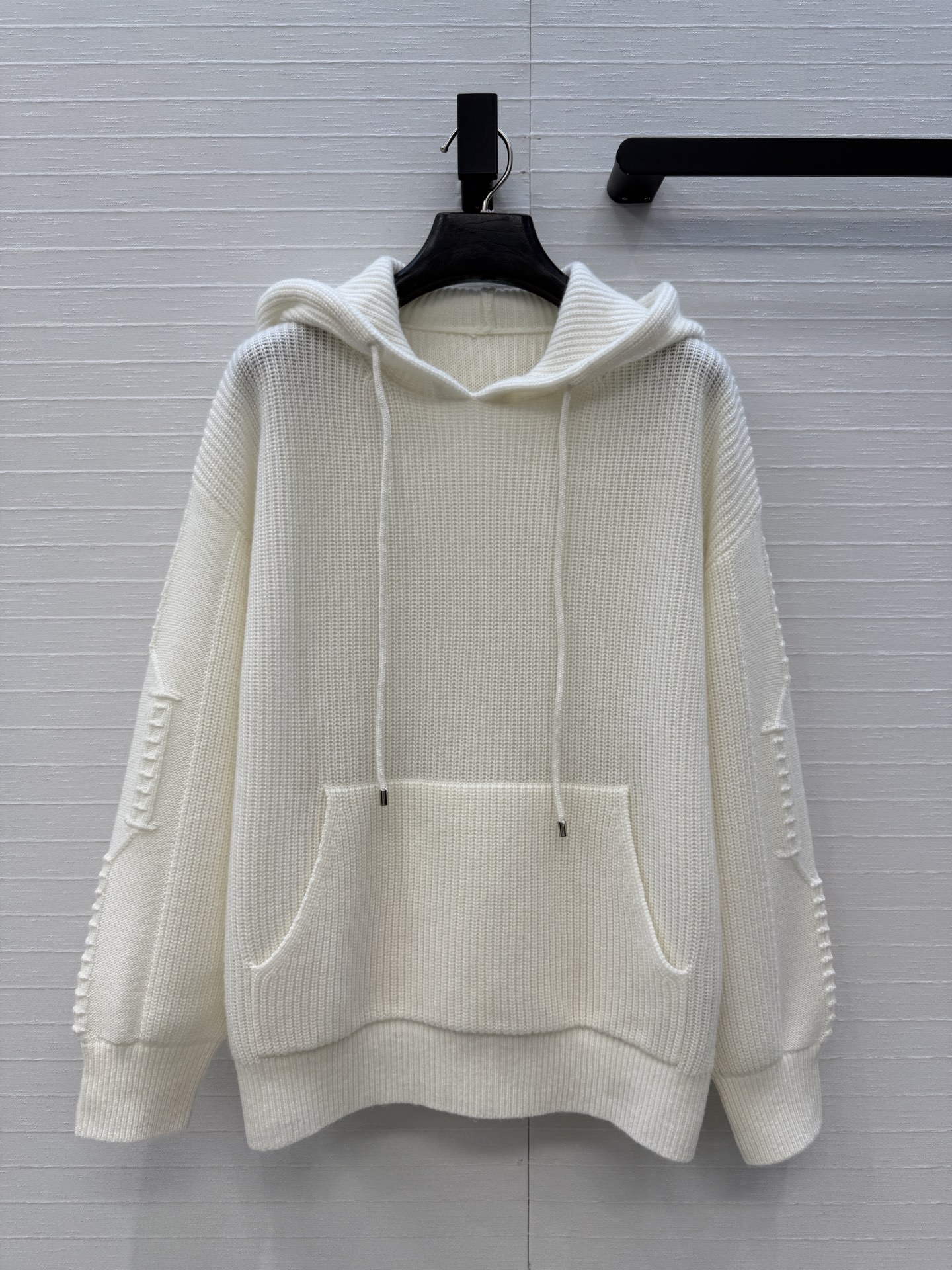 NO:944314,Original quality H high-intellectual wear, college style hooded thick-knit cashmere sweater. Jacquard long-sleeved minimalist design is fashionable and advanced!  Quality control of imported cashmere yarn is a must!  Swiss woven jacquard craftsmanship is simple and elegant!  The temperament is casual and casual, elegant and versatile!  Bai Fumei’s must-have fashionable and high-end items!  Two-color code 3. Code 36: dropped shoulders, bust 100, length 56., Hermès-clothing, hermes, sweaters, hats,19860909原单品质H高智感穿搭,学院风连帽粗针羊绒毛衣.提花长袖极简设计感时髦又高级！进口羊绒纱线品质控必入！瑞士机织提花工艺简洁大气！气质休闲随性,优雅百搭不挑人！白富美必备时髦高级单品！两色3码.36码:落肩,胸围100,衣长56.,爱马仕-服装,hermes,sweaters,hats,,Women's clothing