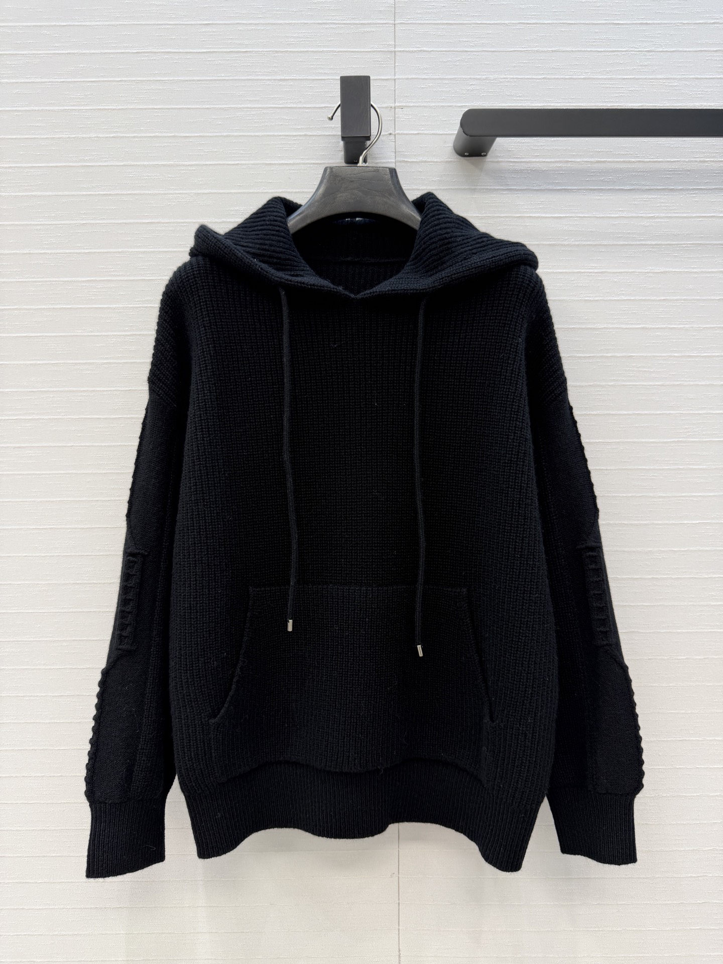 NO:944307,Original quality H high-intellectual wear, college style hooded thick-knit cashmere sweater. Jacquard long-sleeved minimalist design is fashionable and advanced!  Quality control of imported cashmere yarn is a must!  Swiss woven jacquard craftsmanship is simple and elegant!  The temperament is casual and casual, elegant and versatile!  Bai Fumei’s must-have fashionable and high-end items!  Two-color code 3.36 code: dropped shoulders, bust 100, length 56..., Hermès-clothing, hermes, sweaters, hats,19860909原单品质H高智感穿搭,学院风连帽粗针羊绒毛衣.提花长袖极简设计感时髦又高级！进口羊绒纱线品质控必入！瑞士机织提花工艺简洁大气！气质休闲随性,优雅百搭不挑人！白富美必备时髦高级单品！两色3码.36码:落肩,胸围100,衣长56..,爱马仕-服装,hermes,sweaters,hats,,Women's clothing