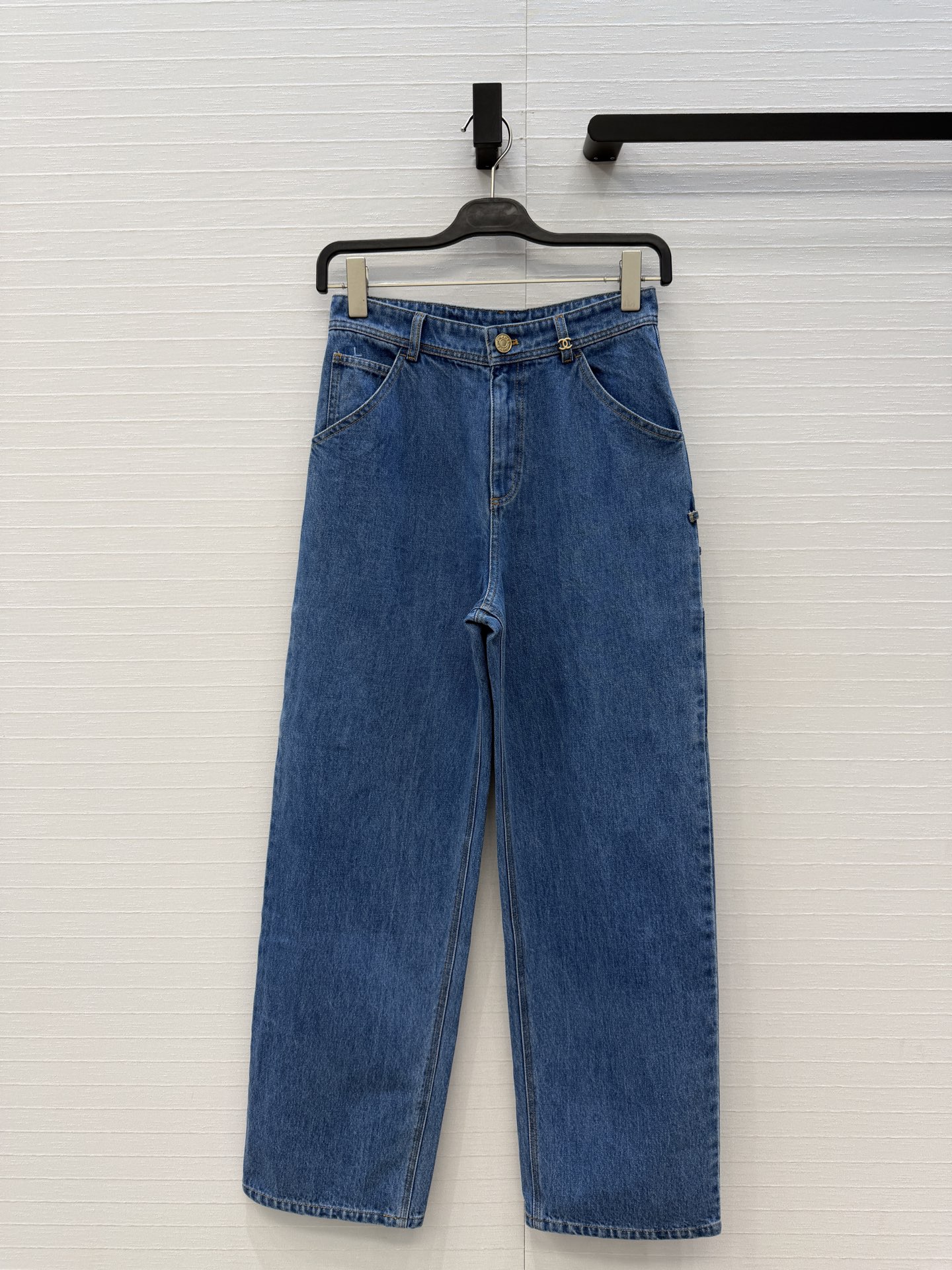 NO:944287,Original quality coco girl 26b new product, divine pants reproduce work style pocket jeans!  Bai Fumei must be included in the stacking artifact!  Customized heavy-duty three-dimensional double-C work pockets, retro enzyme washing process. Classic straight-leg pants with a great proportion of upper body and leg length!  Sweet and cool celebrity style with fashionable items, nostalgic enzyme washed denim fabric!  The quality of workmanship depends on the details. Two colors and 3 sizes. The waist of size S is 68, the hip is 96, and the pants length is 104.., Chanel-clothing, chanel, jeans,19860909原单品质coco女孩26b新品,神裤再现工装风口袋牛仔裤！白富美必入叠搭神器！定制重工立体双C工装口袋,复古酵素洗水工艺.经典直筒裤型上身腿长比例超赞！甜酷名媛风搭配时髦单品,怀旧酵素洗水牛仔面料！做工品质看细节.两色3码.S码腰围68,臀围96,裤长104..,香奈儿-服装,chanel,jeans,,Women's clothing
