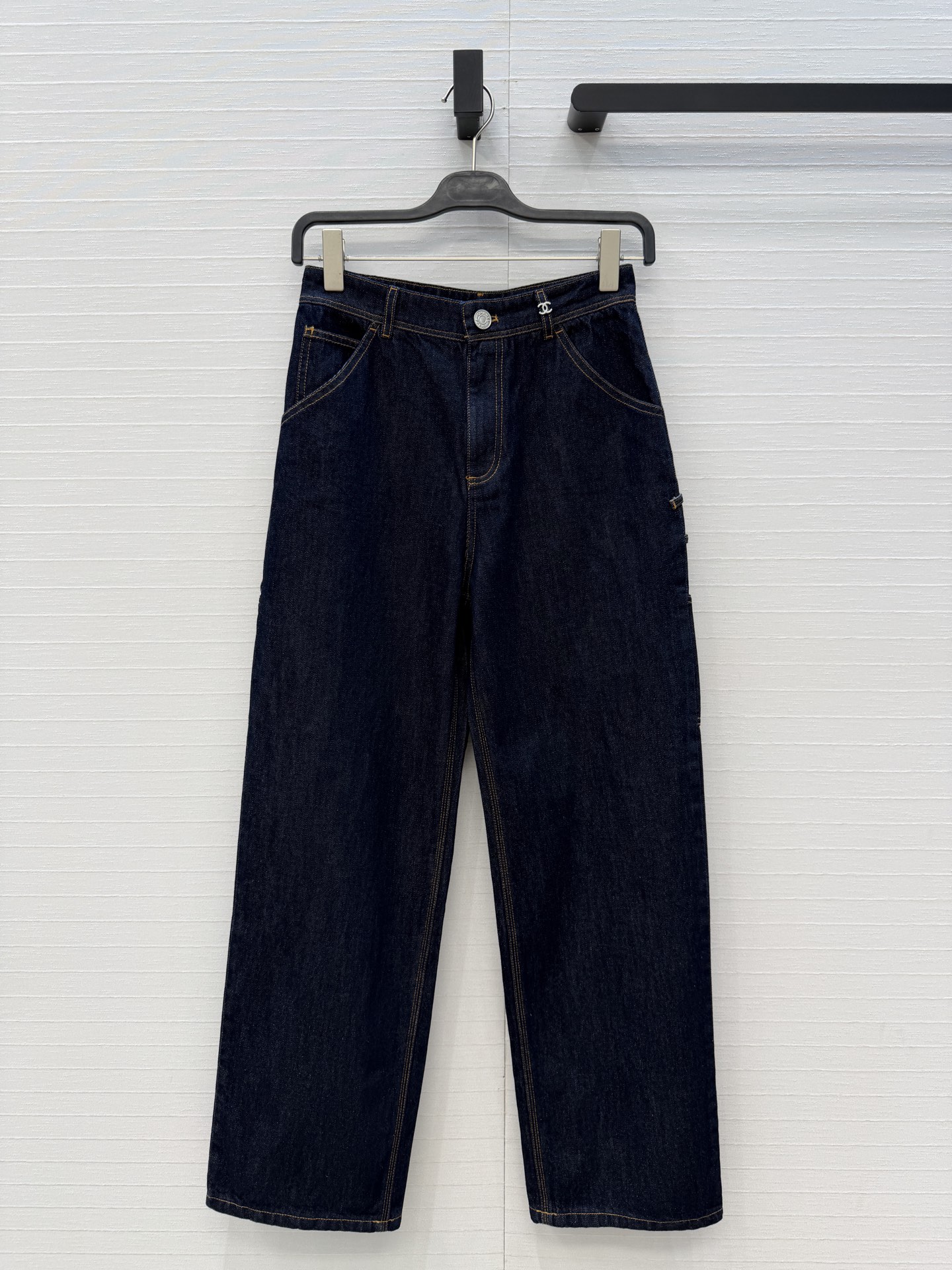NO:944272,Original quality coco girl 26b new product, divine pants reproduce work style pocket jeans!  Bai Fumei must be included in the stacking artifact!  Customized heavy-duty three-dimensional double-C work pockets, retro enzyme washing process. Classic straight-leg pants with a great proportion of upper body and leg length!  Sweet and cool celebrity style with fashionable items, nostalgic enzyme washed denim fabric!  The quality of workmanship depends on the details. Two colors and 3 sizes. The waist of size S is 68, the hip is 96, and the pants length is 104.., Chanel-clothing, chanel, jeans,19860909原单品质coco女孩26b新品,神裤再现工装风口袋牛仔裤！白富美必入叠搭神器！定制重工立体双C工装口袋,复古酵素洗水工艺.经典直筒裤型上身腿长比例超赞！甜酷名媛风搭配时髦单品,怀旧酵素洗水牛仔面料！做工品质看细节.两色3码.S码腰围68,臀围96,裤长104..,香奈儿-服装,chanel,jeans,,Women's clothing