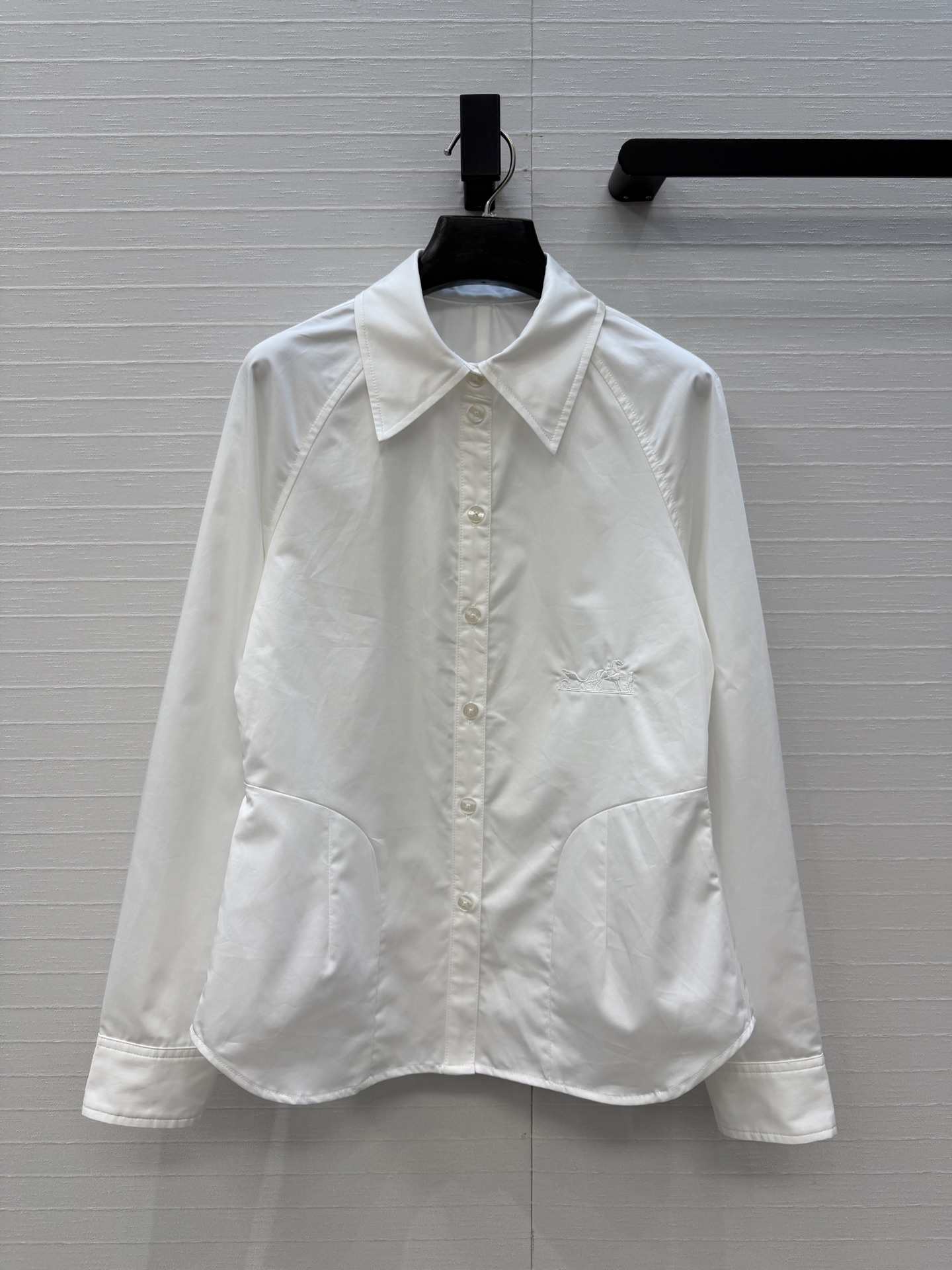 NO:944279,Highly recommend H's new early autumn equestrian style embroidered white shirt. The retro literary waist-cinching version is a sweet and salty item for age reduction!  The shape is not flattering and makes your upper body look slimmer!  The carriage embroidery is low-key and luxurious, and the quality of workmanship depends on the details. One color, sizes S-L. Big orders are coming over!  Size S dropped shoulders, bust 88, waist 76, length 60., Hermès - clothing, hermes, shirts,19860909强烈推荐H 早秋新品马术风刺绣白衬衫.复古文艺收腰版型可甜可盐的减龄单品！版型不挑人上身超显瘦！马车刺绣低调奢华,做工品质看细节.一色S-L码.大单子甩过来！S码落肩,胸围88,腰围76,衣长60.,爱马仕-服装,hermes,shirts,,Women's clothing
