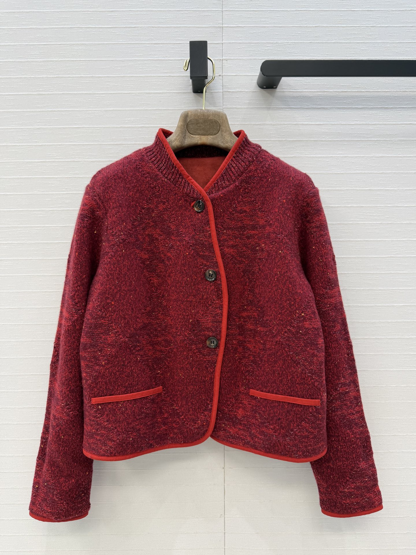 NO:944263,High end quality!  LP's high-intellectual wear 26 autumn and winter new color-blocked rhombus jacket, advanced double knitting transfer stitching technology. Curved single-breasted design, small short G version, elegant temperament, lazy and comfortable atmosphere!  Stacking minimalist old-money style outfits, heavyweight imported wool cashmere yarn and Swiss weaving technology create a low-key, luxurious and high-end feel!  .Classic, not flattering, super slimming on the upper body, two colors S-L. Size 36. Shoulder width 38, bust 100, length 48., women's clothing, loro piana, jackets & coats,19860909高端品质！LP高智感穿搭26秋冬新品拼色菱格外套,高级双织翻针工艺.弧形单排扣设计小短款G版型,气质优雅慵懒自在的氛氛围！叠搭极简老钱风穿搭,重磅厚实克重进口羊毛羊绒纱线瑞士机织工艺打造低调奢华的高级感！.经典不挑人上身超显瘦,两色S-L码.36码.肩宽38,胸围100,衣长48.,女装,loro piana,jackets & coats,,Women's clothing
