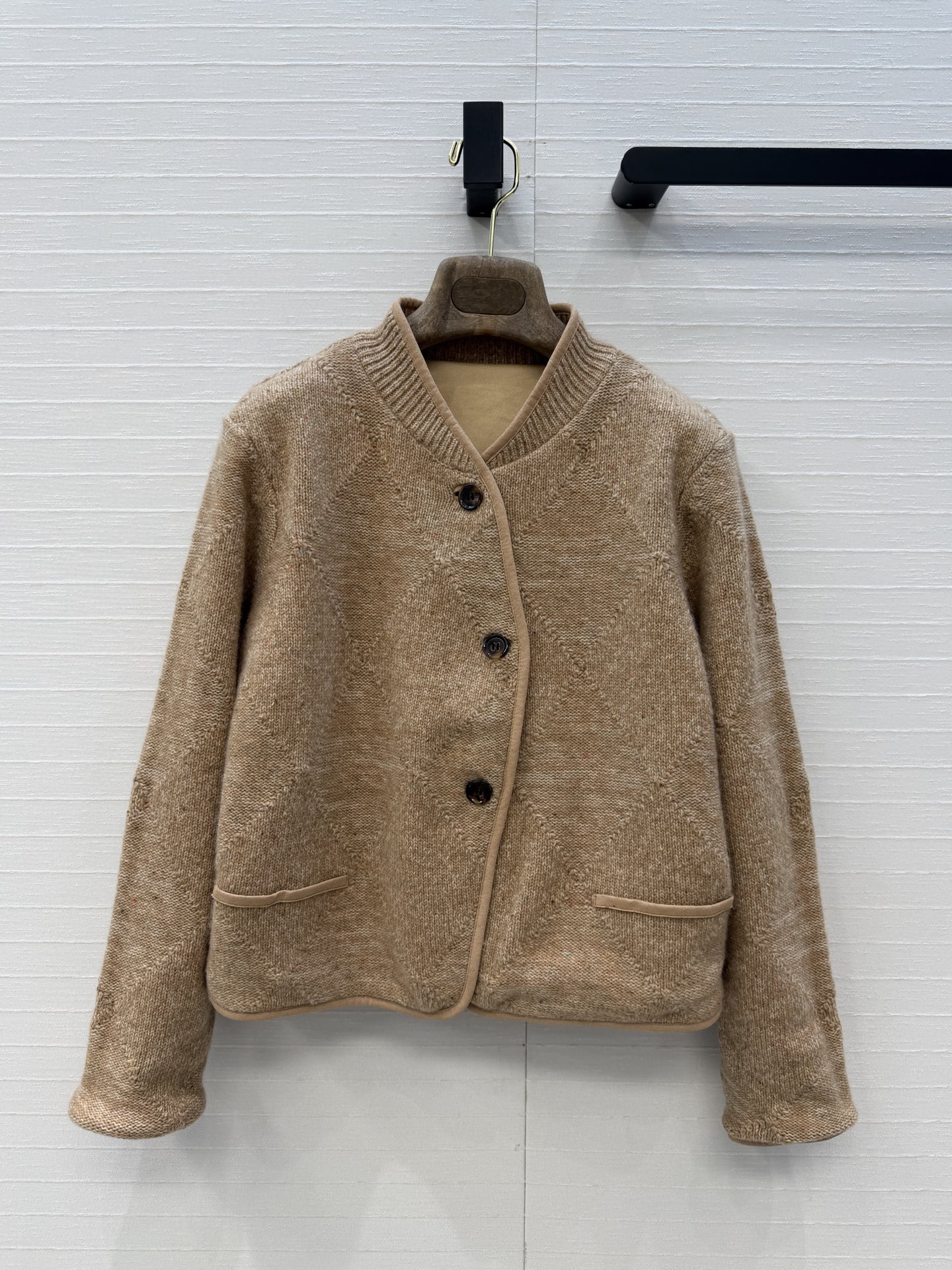 NO:944253,High end quality!  LP's high-intellectual wear 26 autumn and winter new color-blocked rhombus jacket, advanced double knitting transfer stitching technology. Curved single-breasted design, small short G version, elegant temperament, lazy and comfortable atmosphere!  Stacking minimalist old-money style outfits, heavyweight imported wool cashmere yarn and Swiss weaving technology create a low-key, luxurious and high-end feel!  .Classic, not flattering, super slimming on the upper body, two colors S-L. Size 36. Shoulder width 38, bust 100, length 48.., women's clothing, loro piana, jackets & coats,19860909高端品质！LP高智感穿搭26秋冬新品拼色菱格外套,高级双织翻针工艺.弧形单排扣设计小短款G版型,气质优雅慵懒自在的氛氛围！叠搭极简老钱风穿搭,重磅厚实克重进口羊毛羊绒纱线瑞士机织工艺打造低调奢华的高级感！.经典不挑人上身超显瘦,两色S-L码.36码.肩宽38,胸围100,衣长48..,女装,loro piana,jackets & coats,,Women's clothing