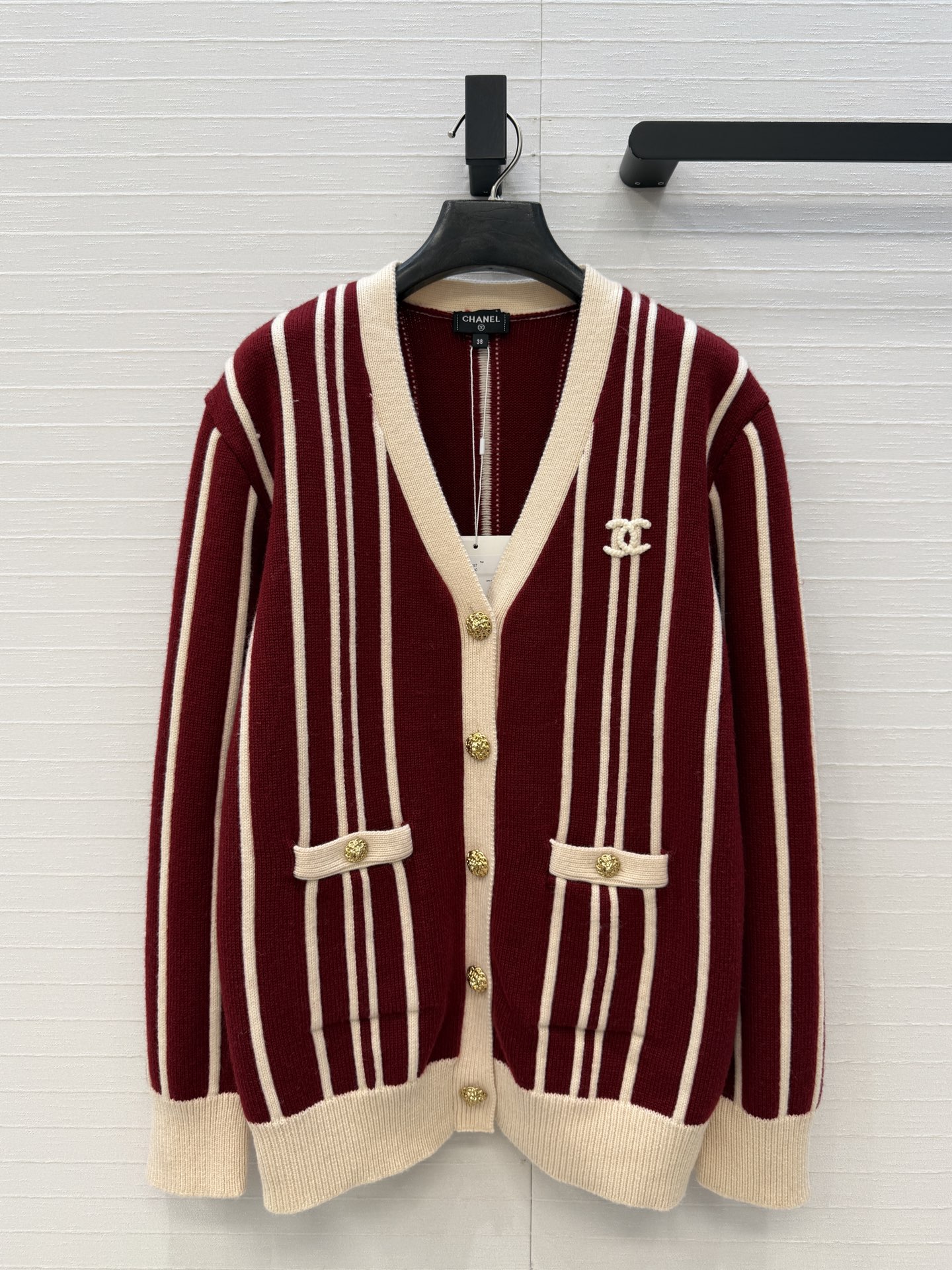 NO:944246,High-end original quality 26B new product, Coco American college style jacket. Customized three-dimensional color matching stripes are very atmospheric and suitable for age reduction!  The elegant V-neck with contrasting colors is versatile and fashionable, making it look younger and more stylish!  The loose fit doesn’t make your upper body look slimmer!  Two colors, size 36-40, size 38, shoulder width 41, bust 100, length 63..., Chanel-clothing, chanel, jackets & coats,19860909高端原单品质26B新品,Coco美式学院风外套.定制立体拼色条纹非常有氛围感减龄穿搭！气质V领撞色边百搭减龄又时髦！宽松版型不挑人上身巨显瘦！两色36-40码.38码,肩宽41,胸围100,有衣长63..,香奈儿-服装,chanel,jackets & coats,,Women's clothing