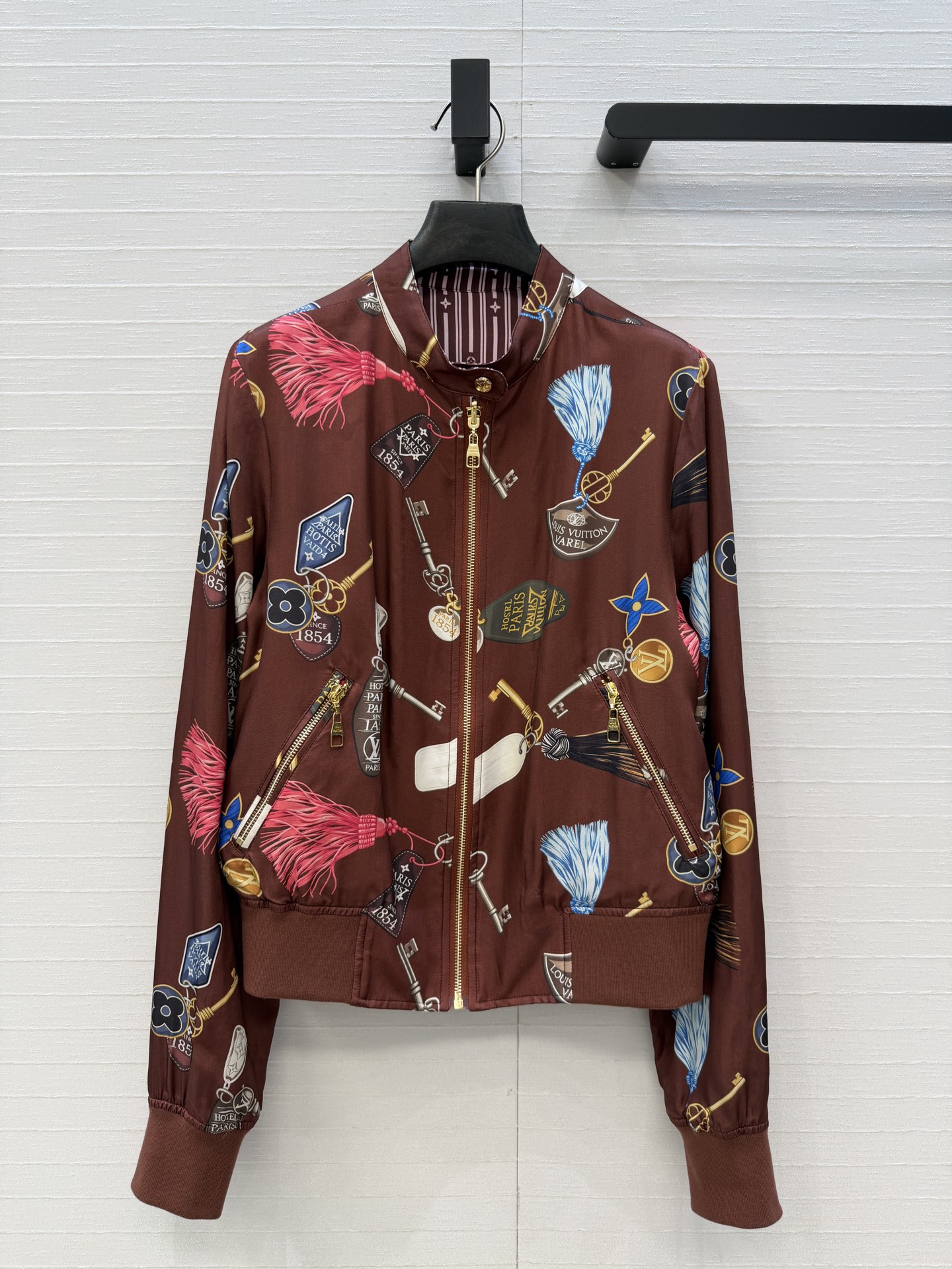 NO:944237,Original quality Fight Mode series GETAWAY bomber jacket, with retro keys, bottles and other patterns, full of LV classic elements, with both artistic sense and brand recognition!  Reversible design!  The vertical striped logo printed surface is high-end, fashionable and trendy!  The stand-up collar jacket is versatile and not picky. Casual, handsome, fashionable and high-end, the silk blended rayon printed fabric has perfect workmanship and quality. Look at the details. Four sizes in one color, S size, shoulder width 39, bust 100, length 56., Louis Vuitton-clothing, louis vuitton, louis vuitton, jackets & coats, jackets & coats, real silk,19860909原单品质 Fight Mode系列GETAWAY飞行员夹克外套,复古钥匙、瓶状物等图案,满满LV经典元素,艺术感与品牌辨识度兼具！双面可穿设计！竖条纹logo印花面高级时髦又拉风！立领夹克版型百搭不挑人.休闲帅气时髦高级,真丝混纺人丝印花面料完美做工品质看细节.一色四码,S码,肩宽39,胸围100,衣长56.,路易威登-服装,louis vuitton,louis vuitton,jackets & coats,jackets & coats,real silk,,Women's clothing