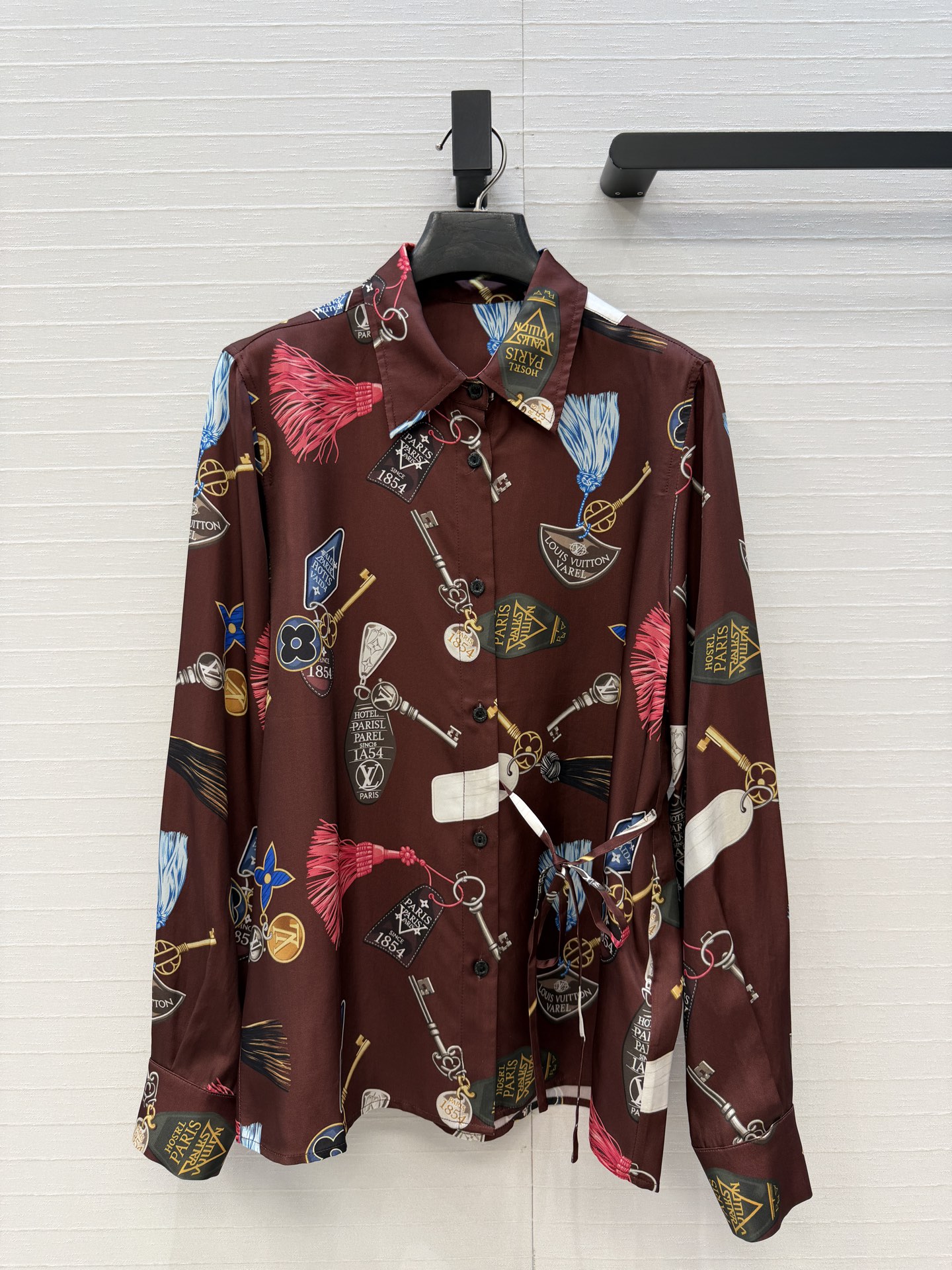 NO:944312,Original quality Fight Mode series printed lace-up waist shirt, with retro keys, bottles and other patterns, full of LV classic elements, with both artistic sense and brand recognition!  The version is versatile and not picky. Casual, handsome, elegant and fashionable, the silk blended rayon printed fabric is perfect for workmanship and the quality depends on the details. Four sizes in one color, M size. Shoulder width 40, bust 102, length 64-65..., Louis Vuitton-clothing, louis vuitton, louis vuitton, shirts, real silk,19860909原单品质 Fight Mode系列印花系带收腰衬衫,复古钥匙、瓶状物等图案,满满LV经典元素,艺术感与品牌辨识度兼具！版型百搭不挑人.休闲帅气优雅时髦,真丝混纺人丝印花面料完美做工品质看细节.一色四码,M码.肩宽40,胸围102,衣长64-65..,路易威登-服装,louis vuitton,louis vuitton,shirts,real silk,,Women's clothing