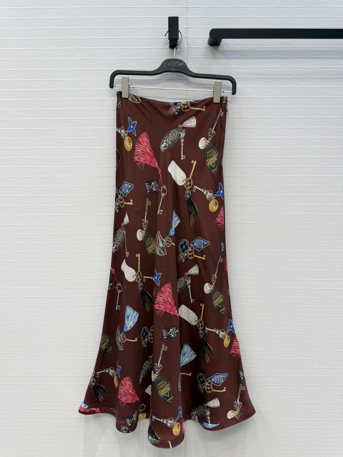 NO:944304,Highly recommend the Fight Mode series printed long skirt! 复古钥匙、瓶状物等图案,满满LV经典元素,艺术感与品牌辨识度兼具！  The classic A-line shape is handsome and stylish! 定制版型百搭不挑人.强烈推荐自留款！  The workmanship quality of silk blended rayon fabric depends on the details. One color S.M.L.XL four sizes, S size, waist 66, hip 94, skirt length 103,., Louis Vuitton-clothing, louis vuitton, louis vuitton, skirts, real silk,19860909强烈推荐 Fight Mode系列印花长半裙！复古钥匙、瓶状物等图案,满满LV经典元素,艺术感与品牌辨识度兼具！经典A字版型帅气又拉风！定制版型百搭不挑人.强烈推荐自留款！真丝混纺人丝面料做工品质看细节.一色S.M.L.XL四个码,S码,腰围66,臀围94、裙长103,.,路易威登-服装,louis vuitton,louis vuitton,skirts,real silk,,Women's clothing