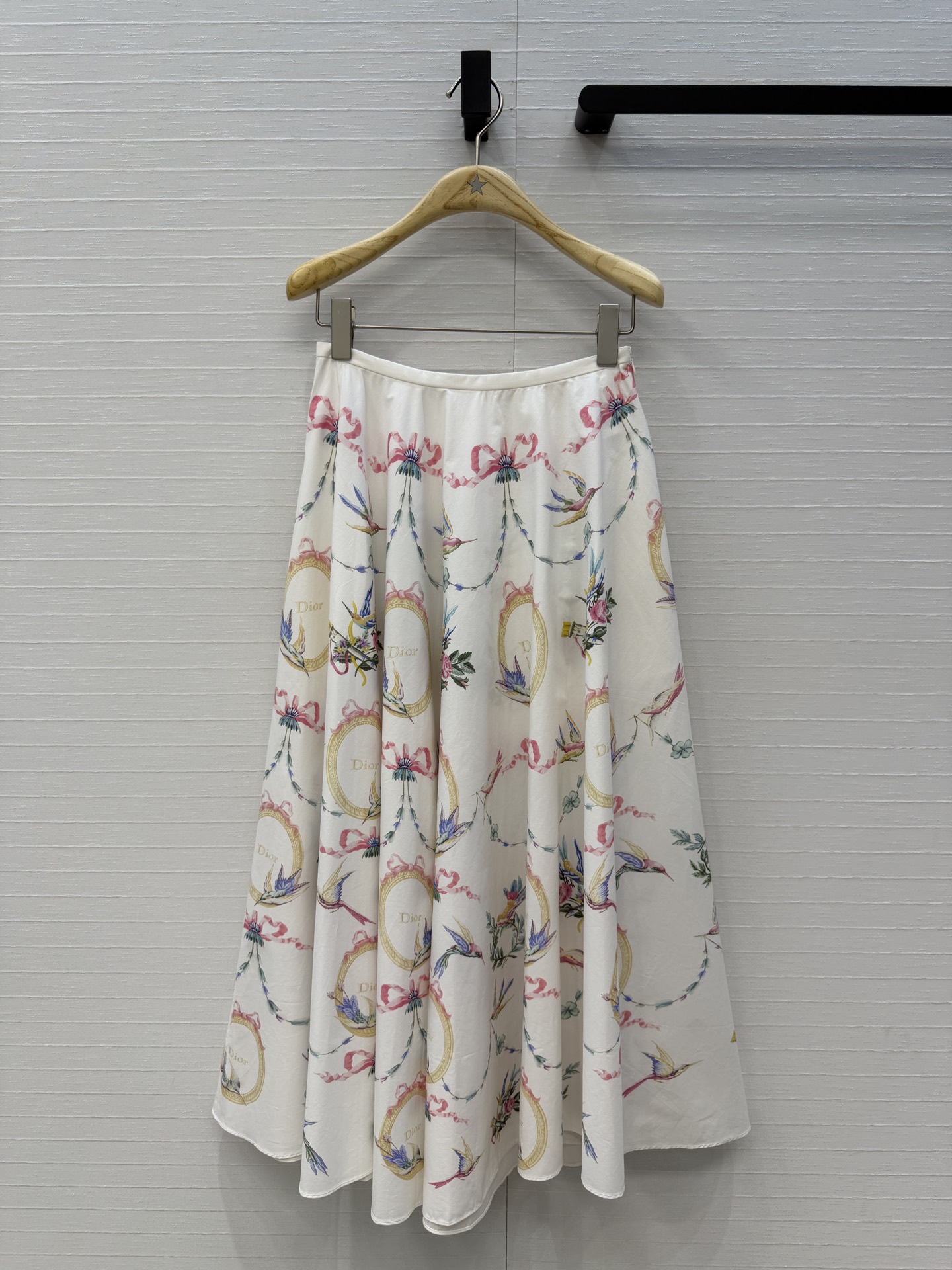 NO:944295,High-end quality Dio*26 early spring new product iviera series pink and white girly tone printed long skirt!  Reinterpret Dior's classic pattern. The pure cotton material is light and delicate, and the classic slim waist design and elegant large skirt are romantic, elegant and charming. The upper body looks thin and tall!  The quality of workmanship depends on the details!  Two, one color, S.M.L.XL size, ready for grabs, size 36. Waist 66, skirt length 85.., Dior-clothing, dior, dior, skirts,19860909高端品质Dio*26早春新品iviera系列 粉白少女风色调印花长半裙！重新诠释 Dior 经典图案.纯棉材质轻盈细腻,经典细腰设计飘逸大裙摆浪漫气质优雅迷人.上身显瘦又高挑！做工品质看细节！两 一色S.M.L.XL码 现货开抢,36码.腰围66,裙长85..,迪奥-服装,dior,dior,skirts,,Women's clothing