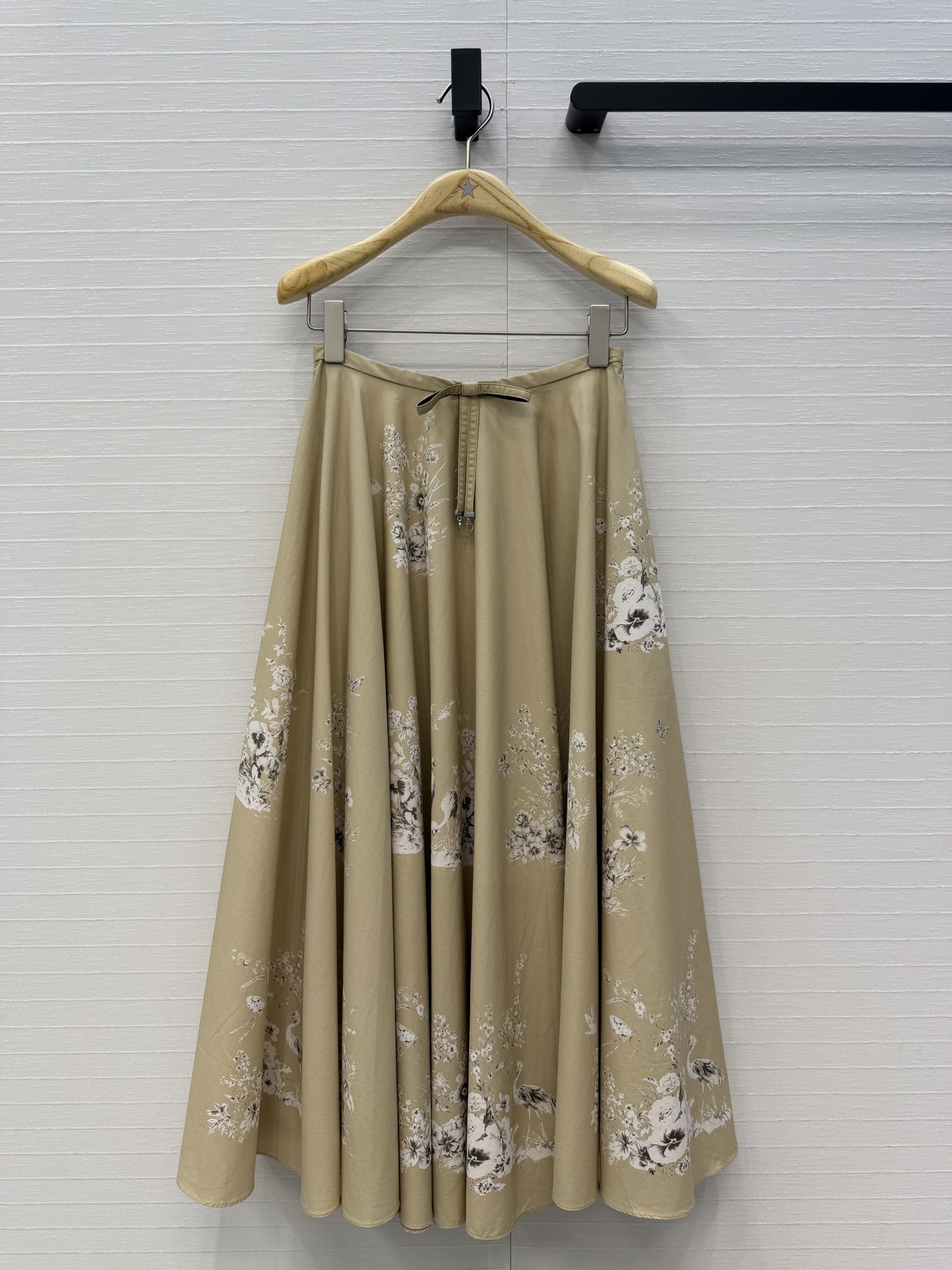 NO:944286,High-end quality Dio*26 early spring new product iviera series Rui printed long skirt!  Reinterpret Dior's classic pattern. The pure cotton material is light and delicate, the classic waist CD pendant design is elegant and the large skirt is romantic, elegant and charming. The upper body looks thin and tall!  The quality of workmanship depends on the details!  S.M.L.XL size is in stock, size 36. Waist 66, skirt length 85.., Dior-clothing, dior, dior, skirts,19860909高端品质Dio*26早春新品iviera系列茹伊印花长半裙！重新诠释 Dior 经典图案.纯棉材质轻盈细腻,经典腰CD吊坠设计飘逸大裙摆浪漫气质优雅迷人.上身显瘦又高挑！做工品质看细节！S.M.L.XL码 现货开抢,36码.腰围66,裙长85..,迪奥-服装,dior,dior,skirts,,Women's clothing