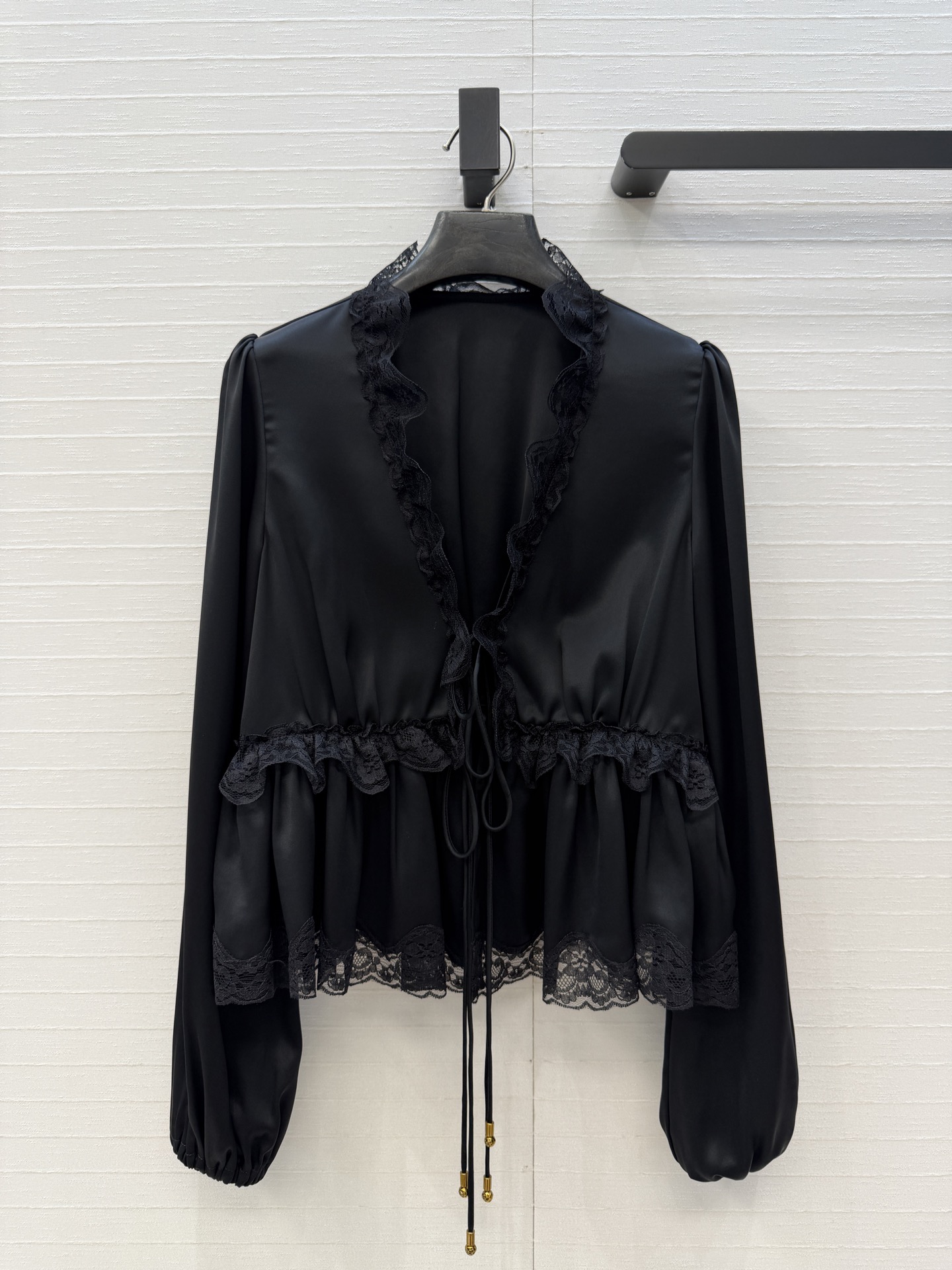 NO:944252,Highly recommend Chlo*’s new V-neck lace acetate long-sleeved cardigan, with super exquisite layered ruffle lace details!  Metal ball pendant lace embellishment, pleated waist design, French retro style, sexy upper body, pure desire without losing the gentle fairy temperament, two colors and three sizes, S size, shoulder width 33, bust 88, length 51,, women's clothing, chloe,19860909强烈推荐Chlo*新品V领蕾丝醋酸长袖开衫,层次荷叶蕾丝花边细节超精致！金属球形吊坠系带点缀 褶皱收腰版型设计法式复古风,上身性感纯欲不失温柔仙女气质的小单品,两色三码,S码,肩宽33,胸围88,衣长51,,女装,chloe,,Women's clothing