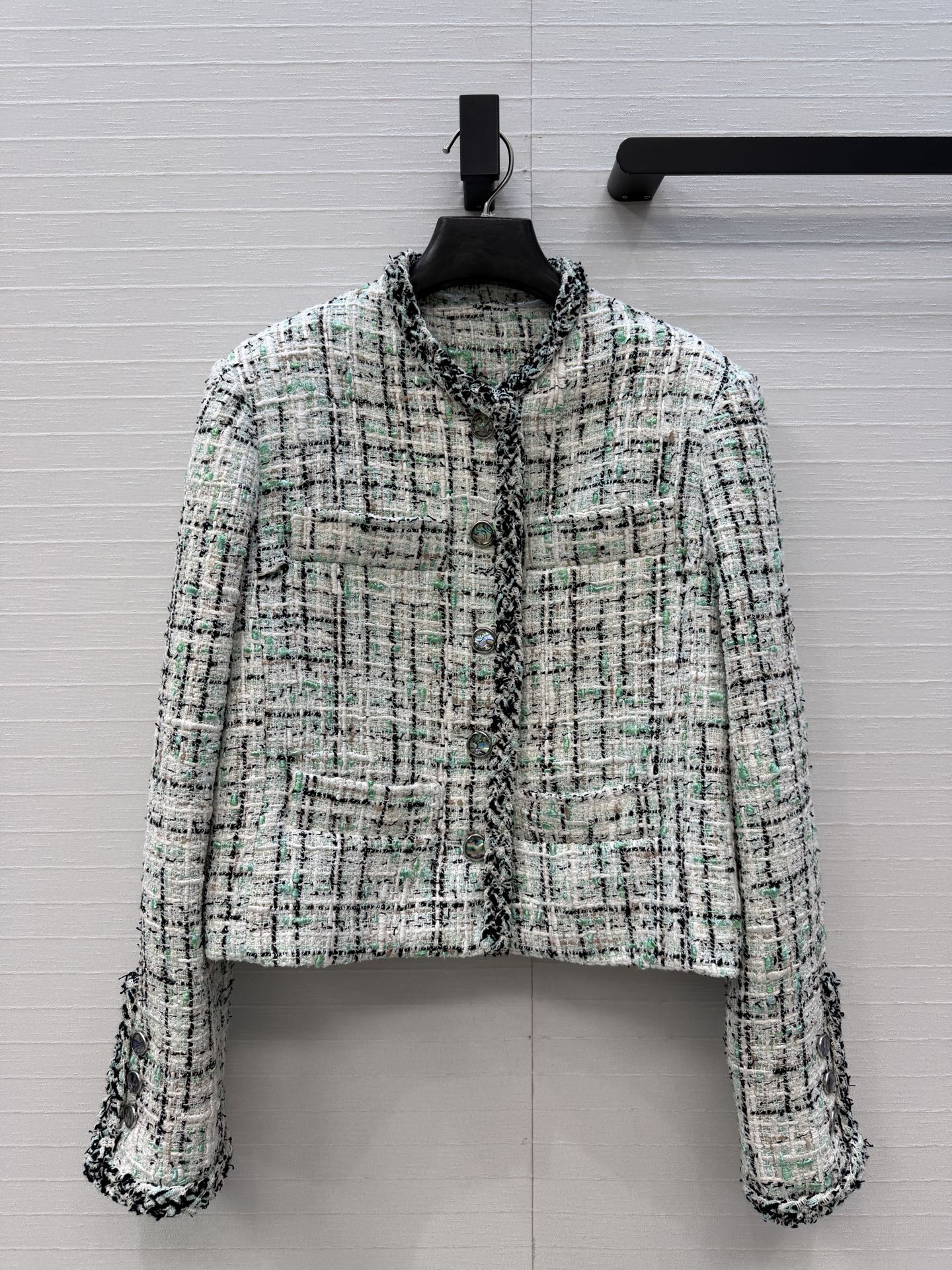 NO:944244,High-end original quality coco26s clear and ladylike jacket. Silk lining. High-end customized white and green colored thread woven plaid tweed fabric!  Purely handmade hook-knitted classic round-neck short jacket with hemming decoration, custom-made colorful glass buttons. The classic version looks slimming and perfect!  The original 3D three-dimensional tailoring is a must-have high-end item for Bai Fumei!  Perfect workmanship depends on the details. Highly recommended for self-retention!  Four sizes in one color. Size 38, shoulder width 41, bust 100, length 51.., Chanel-clothing, chanel, jackets & coats, real silk,19860909高端原单品质coco26s 清透感名媛风气质外套.真丝里衬.高级定制白绿彩线编织格纹粗花呢面料！纯手工勾编织带包边装饰经典圆领短款外套,定制幻彩琉璃扣.经典版型显瘦绝绝子！原版3D立体剪裁白富美必备高级单品！完美做工品质看细节.强烈推荐自留款！一色四码.38码,肩宽41,胸围100,衣长51..,香奈儿-服装,chanel,jackets & coats,real silk,,Women's clothing