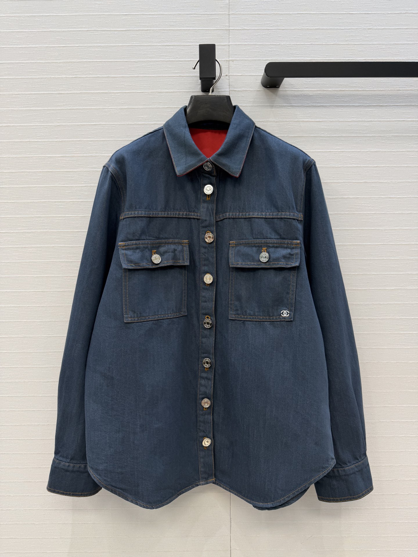 NO:944206,Highly recommend coco 26b’s new lapel denim shirt!  Bai Fumei must be included in the stacking artifact!  Customized small logo embroidery embellishes work pockets, retro enzyme washing process. Classic loose fit is not attractive, sweet and cool lady style with fashionable items, nostalgic enzyme washed denim fabric!  The quality of workmanship depends on the details. One color comes in 3 sizes. Size S. Shoulder width 42, bust 106, length 70..., Chanel - clothing, chanel, shirts,19860909强烈推荐coco 26b新品翻领牛仔衬衫！白富美必入叠搭神器！定制小logo刺绣点缀工装口袋,复古酵素洗水工艺.经典宽松版型不挑人,甜酷名媛风搭配时髦单品,怀旧酵素洗水牛仔面料！做工品质看细节.一色3码.S码.肩宽42,胸围106,衣长70..,香奈儿-服装,chanel,shirts,,Women's clothing