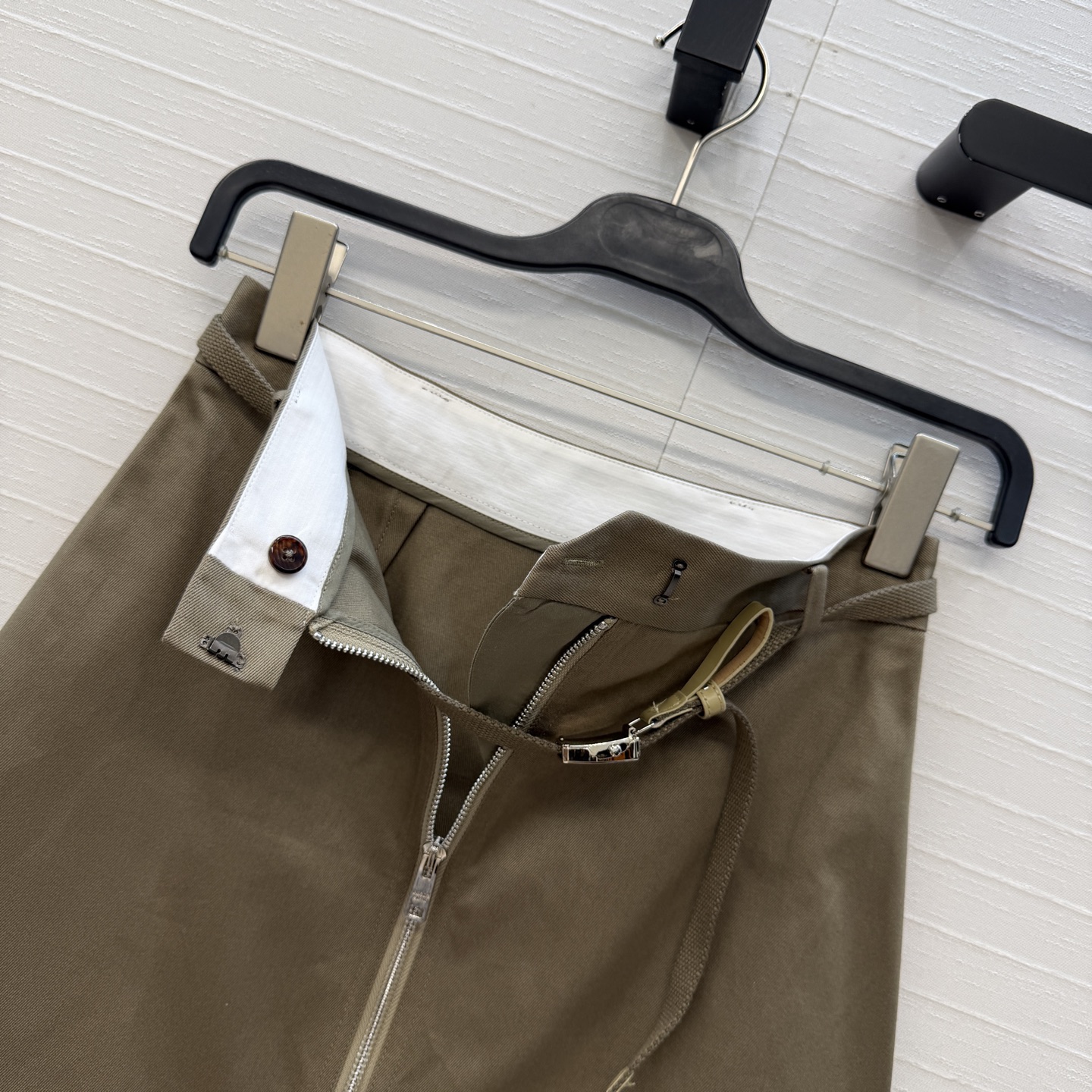 独家首发💕Pr*26早秋新品！卡其绿拉链式短半裙！定制金属扣腰带显瘦又时髦，A字裙摆剪裁经典版型百搭不挑人上身巨显瘦。休