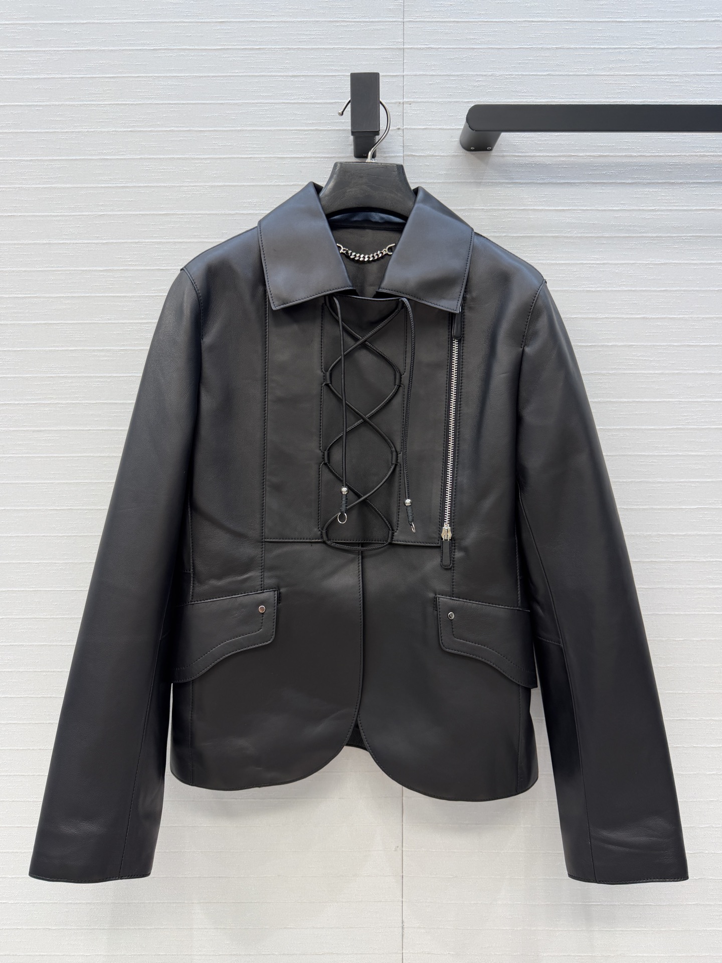 NO:946372,High-end original quality, H* early autumn new high-intelligence wear lapel leather jacket!  Equestrian style cross-strap side panels with zipper design, waist-cinching fit, neat and casual upper body, chic and handsome!  The lambskin is oily, tough, delicate, wide and has a great texture!  Perfect workmanship quality depends on the details!  Two-color S-L size. 38, shoulder width 39, bust 88, length 58., Hermès - clothing, hermes, jackets & coats, leather jacket, sheepskin,19860909高端原单品质,H*早秋新品高智感穿搭 翻领皮衣外套！马术风交叉绑带侧片拉链式设计收腰版型上身利落随性 潇洒帅气！小羊皮油韧细腻挺阔质感超赞！完美做工品质看细节！两色S-L码.38码,肩宽39,胸围88,衣长58.,爱马仕-服装,hermes,jackets & coats,leather jacket,sheepskin,,Women's clothing
