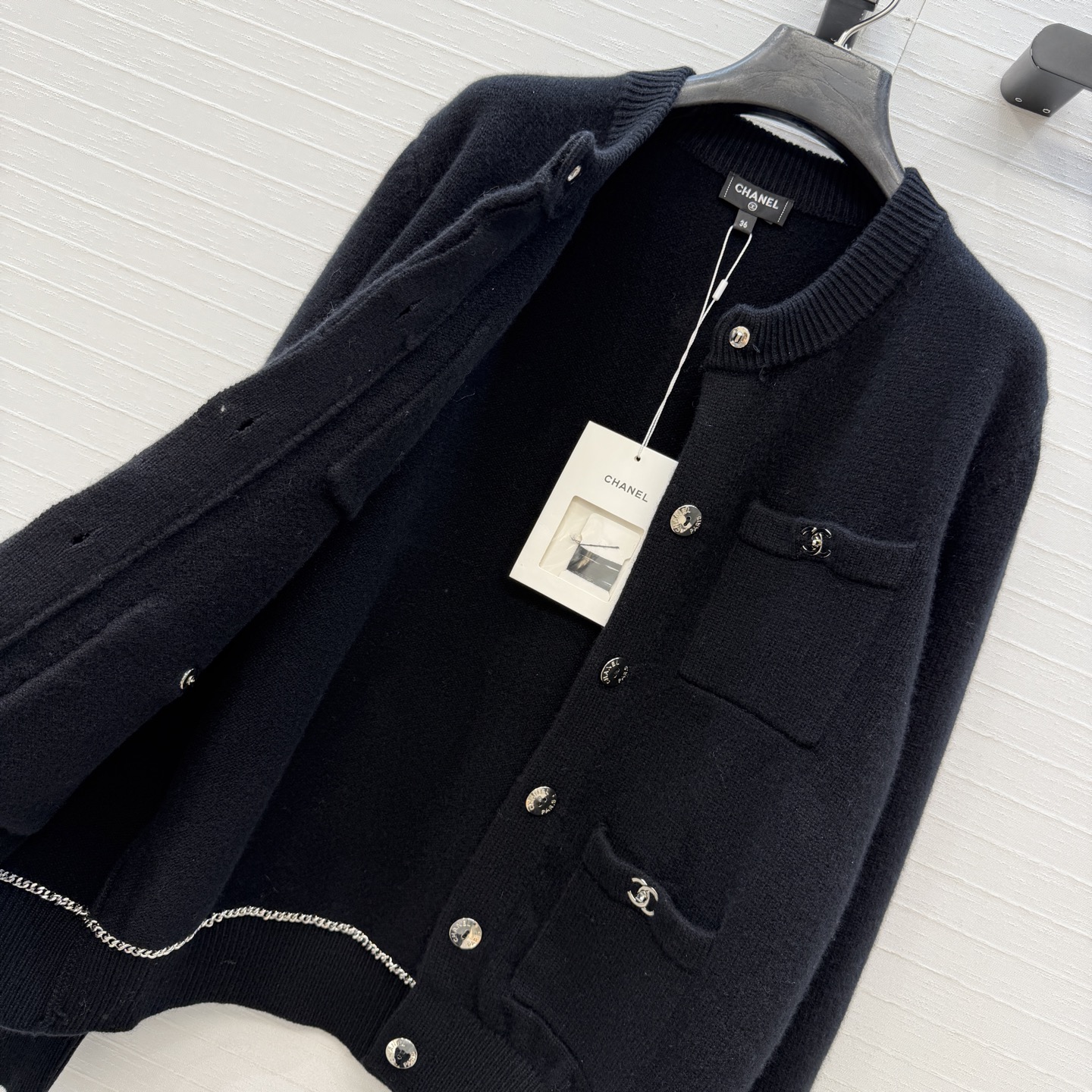 高端原单品质，Coco女孩26B新品！金属扣羊绒开衫外套！经典四口袋💗扣钮双c配件设计百搭减龄又时髦！进口纱线质感细腻舒