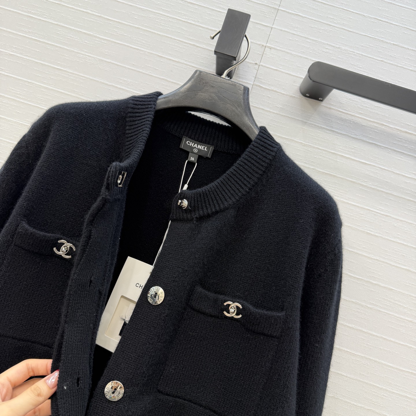 高端原单品质，Coco女孩26B新品！金属扣羊绒开衫外套！经典四口袋💗扣钮双c配件设计百搭减龄又时髦！进口纱线质感细腻舒