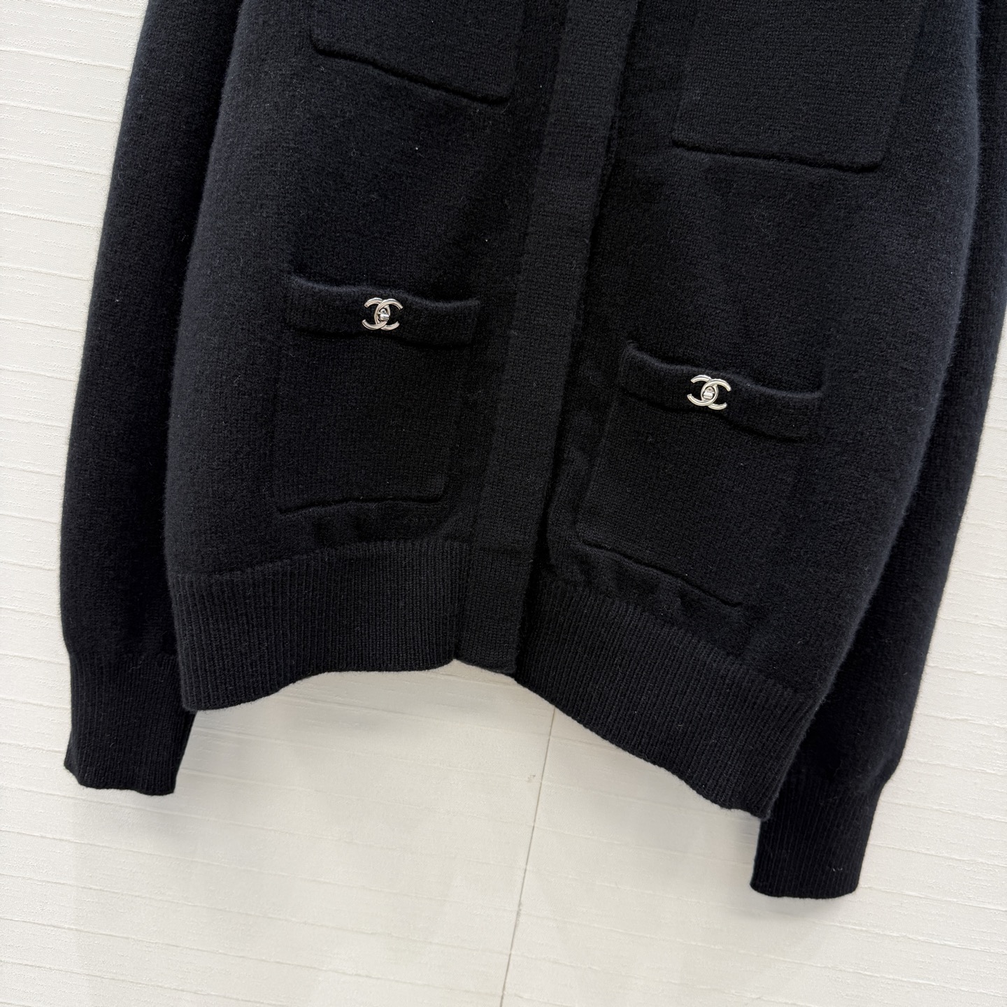 高端原单品质，Coco女孩26B新品！金属扣羊绒开衫外套！经典四口袋💗扣钮双c配件设计百搭减龄又时髦！进口纱线质感细腻舒
