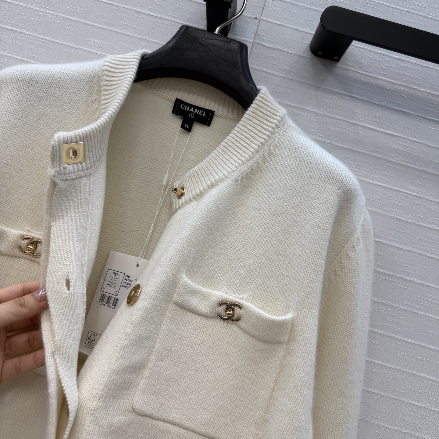 高端原单品质，Coco女孩26B新品！金属扣羊绒开衫外套！经典四口袋💗扣钮双c配件设计百搭减龄又时髦！进口纱线质感细腻舒