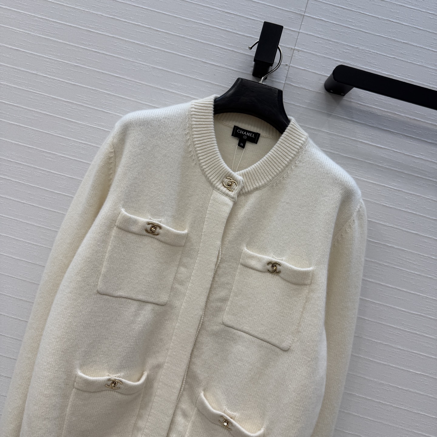 高端原单品质，Coco女孩26B新品！金属扣羊绒开衫外套！经典四口袋💗扣钮双c配件设计百搭减龄又时髦！进口纱线质感细腻舒